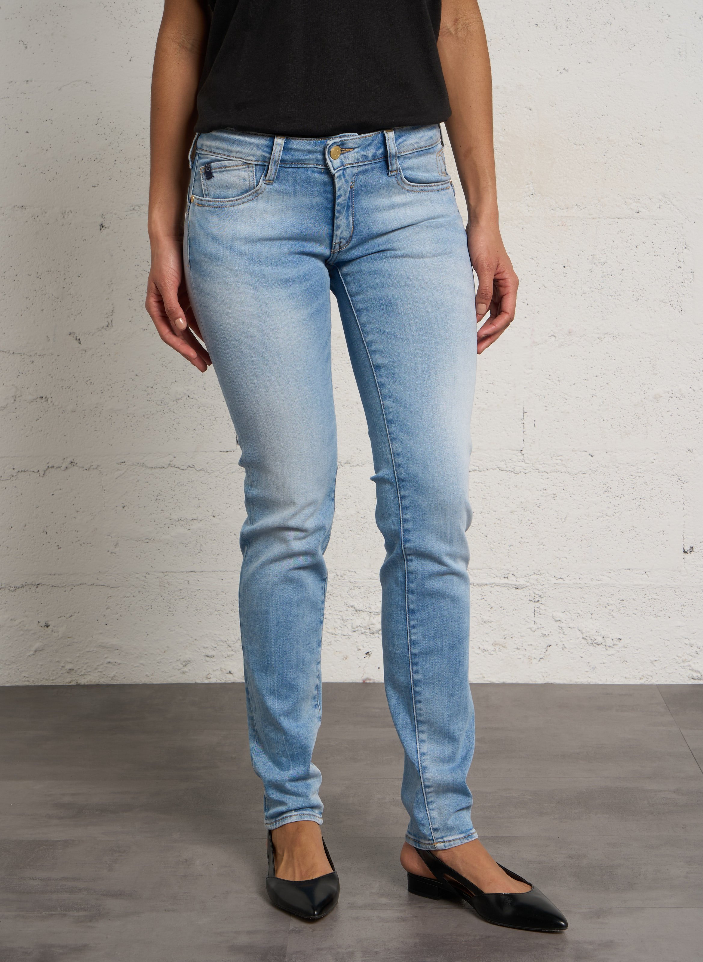 - Straight Cut Jeans
- 5 Taschen
- Gerader Schnitt
- Stone-Washed-Optik LE TEMPS DES CERISES Blau