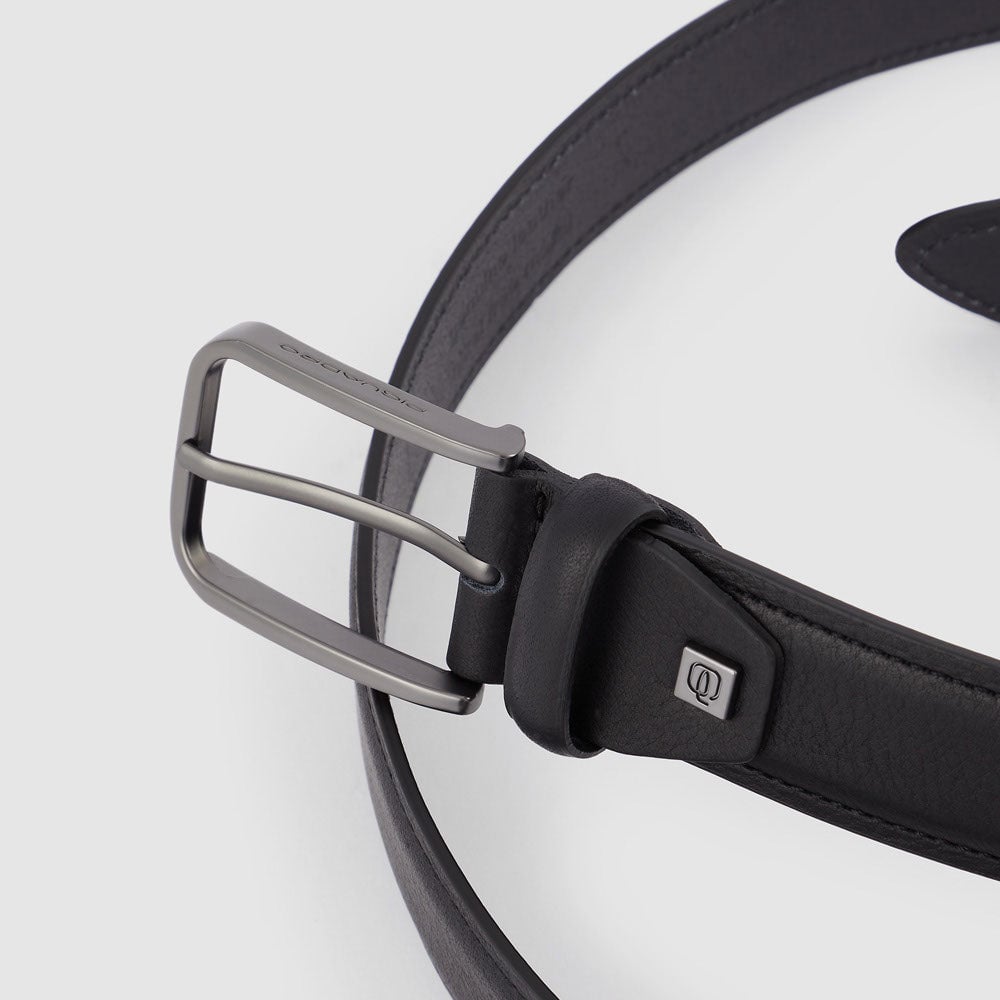 - Buckle closure. - Width: 3 cm.  PIQUADRO Black