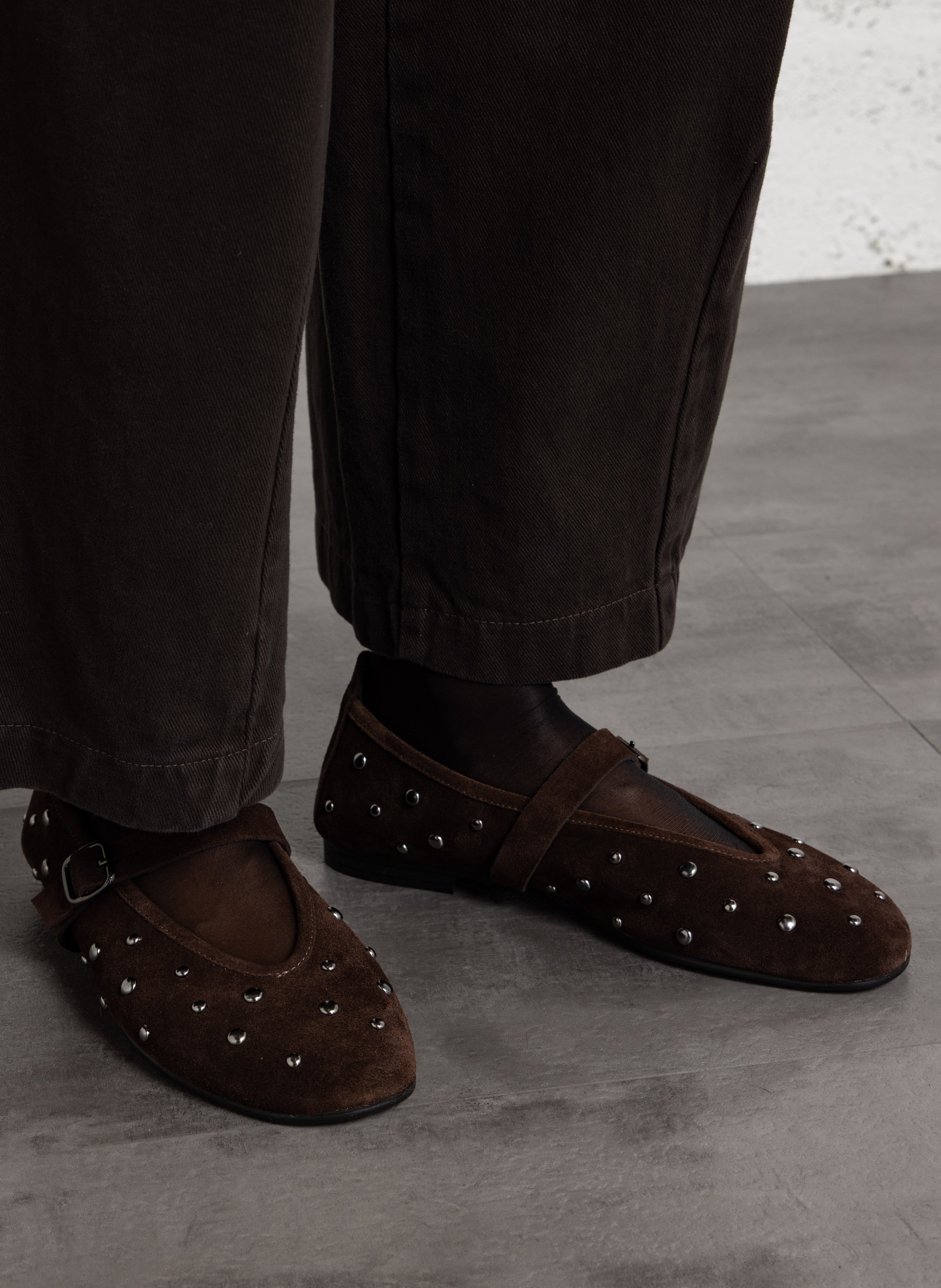Nietenbesetzte Wildleder-Ballerinas REQINS Braun
