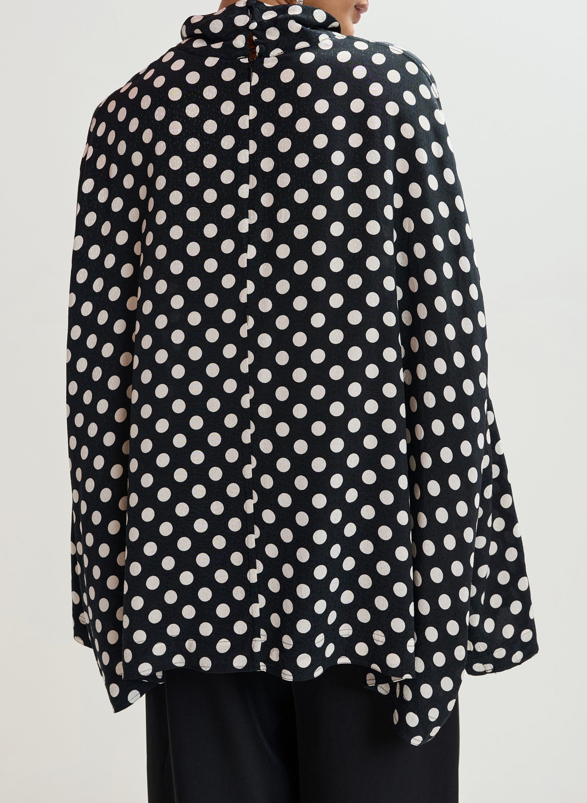 <p>Top Oversize mit Stehkragen und Print</p> ESSENTIEL ANTWERP Schwarz