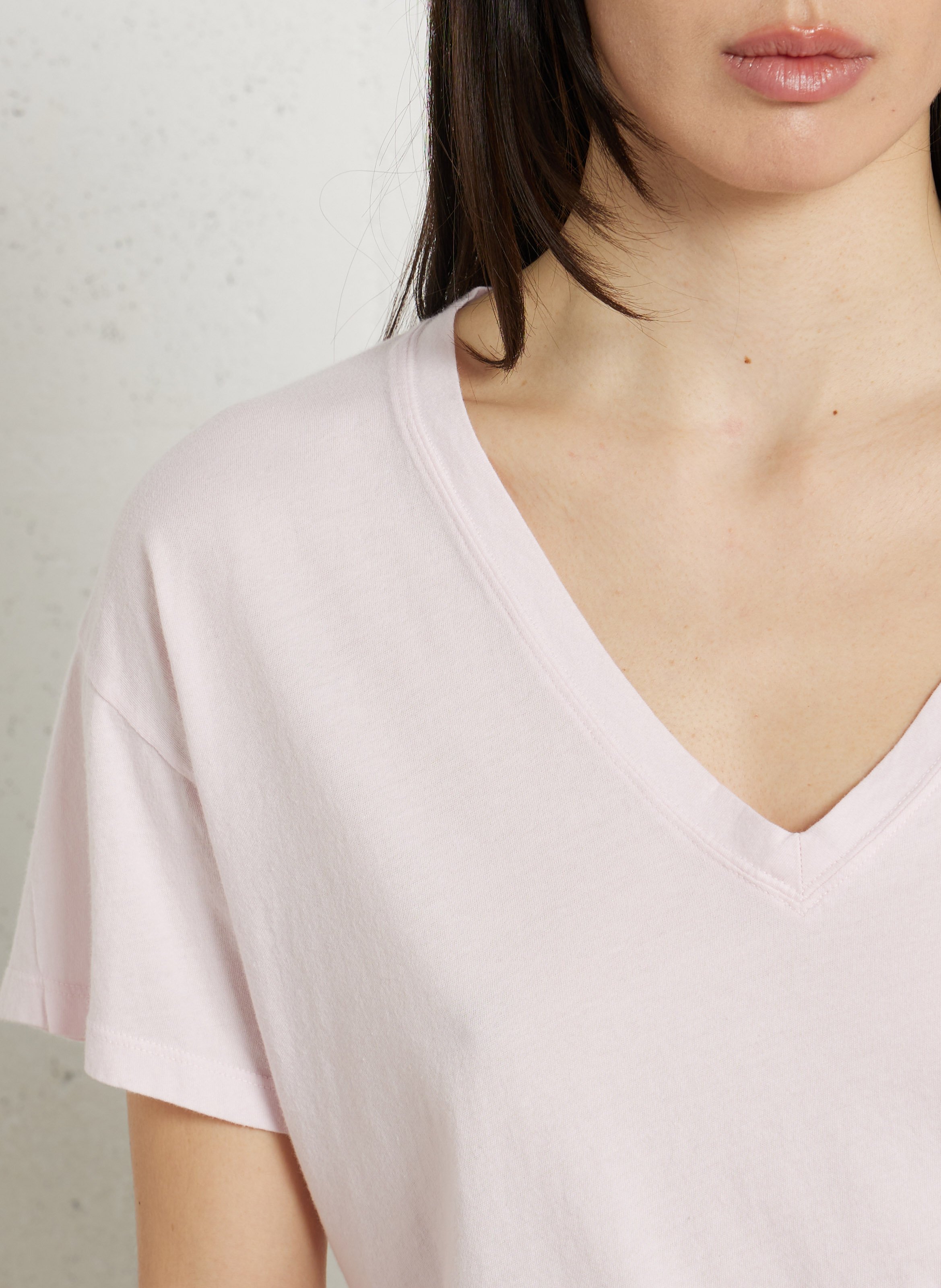 T-Shirt mit V-Ausschnitt und kurzen Ärmeln MAJESTIC FILATURES Rosa