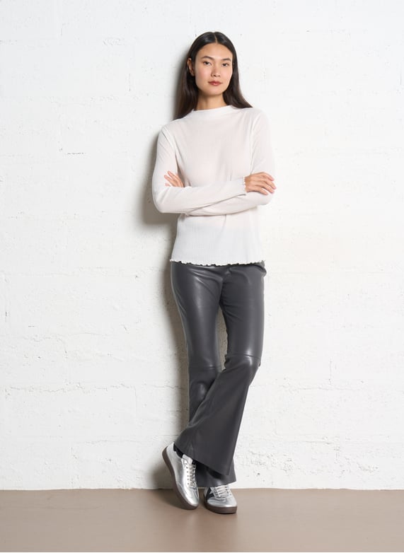 Lage baskets van metallic leer - Look 1