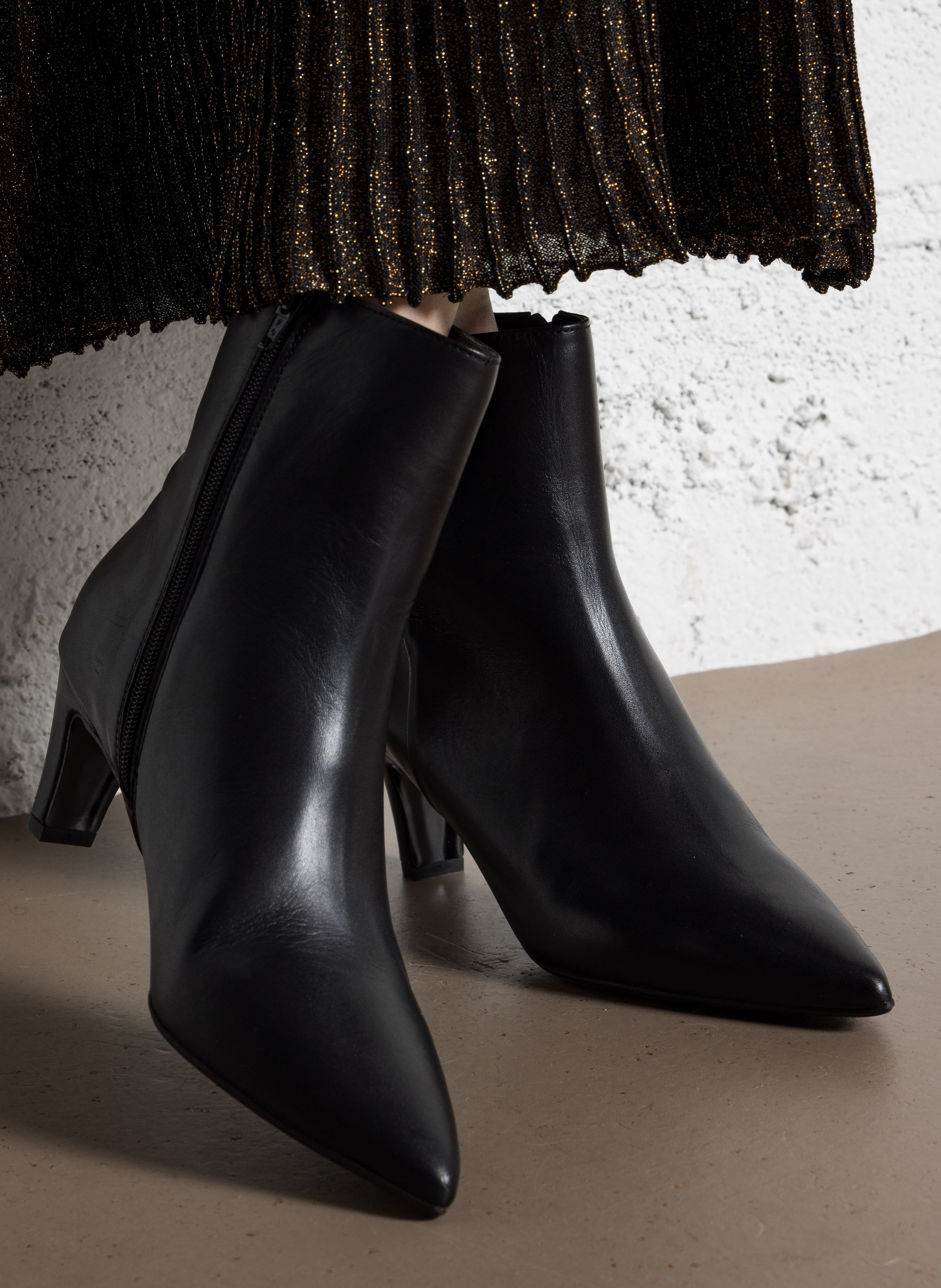 Enkellaarzen van glad leer met spitse neus MELLOW YELLOW Zwart