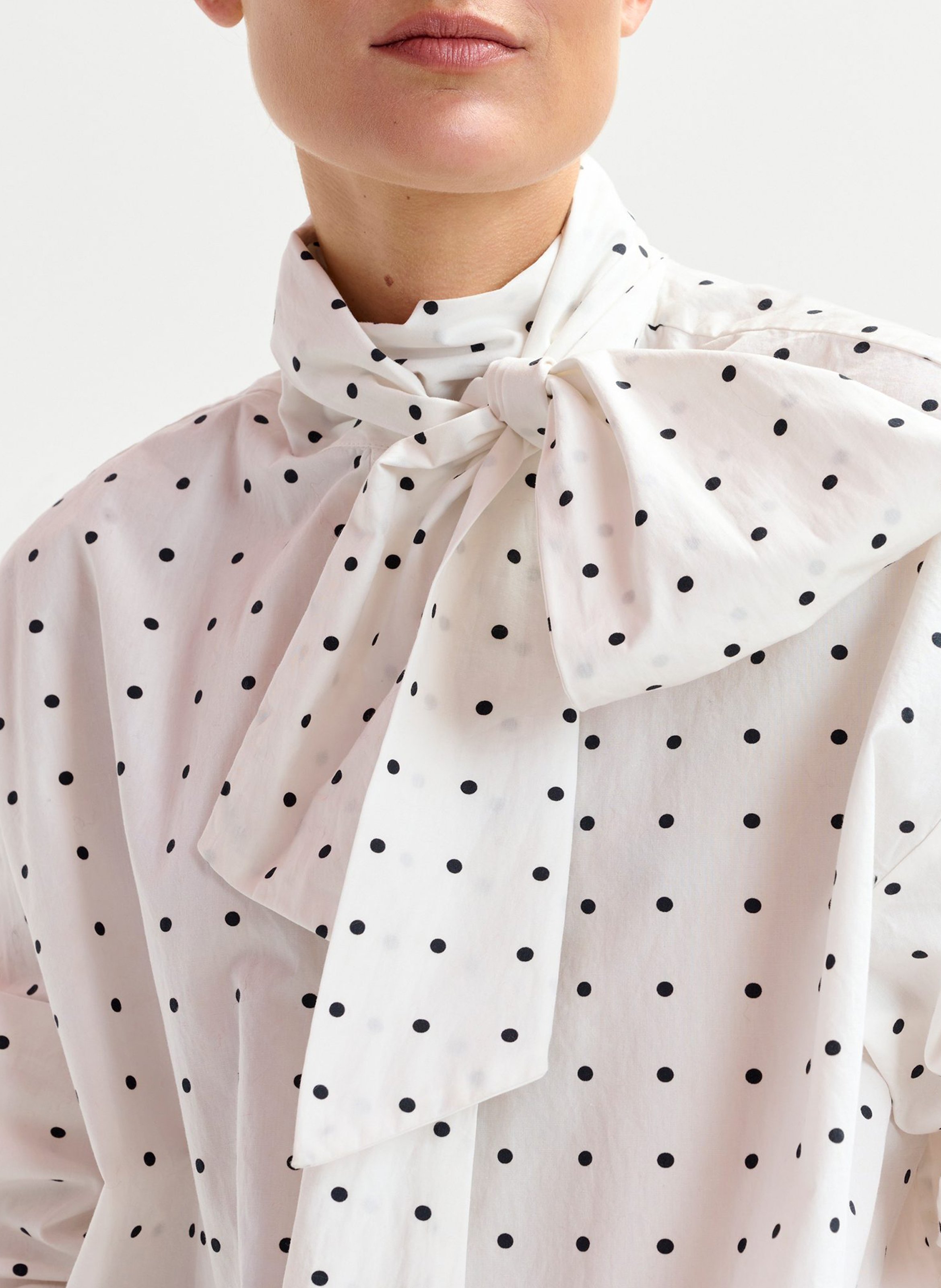 Blouse met lavallière kraag en polka dot patroon ESSENTIEL ANTWERP Wit