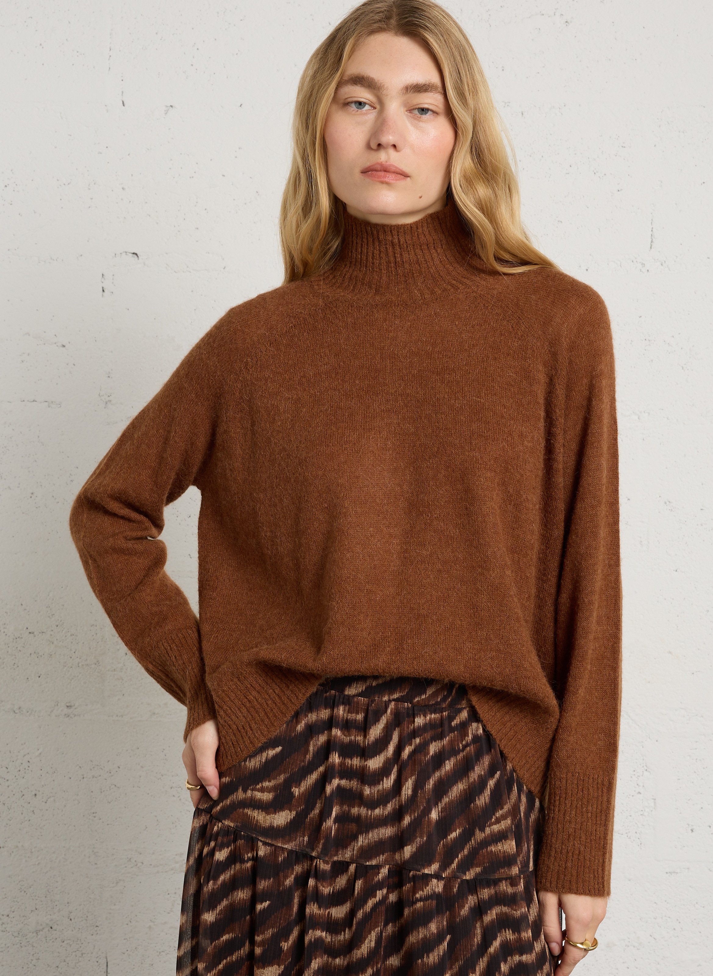 Gerader Pullover mit Stehkragen aus Wolle und Seide DES PETITS HAUTS Braun