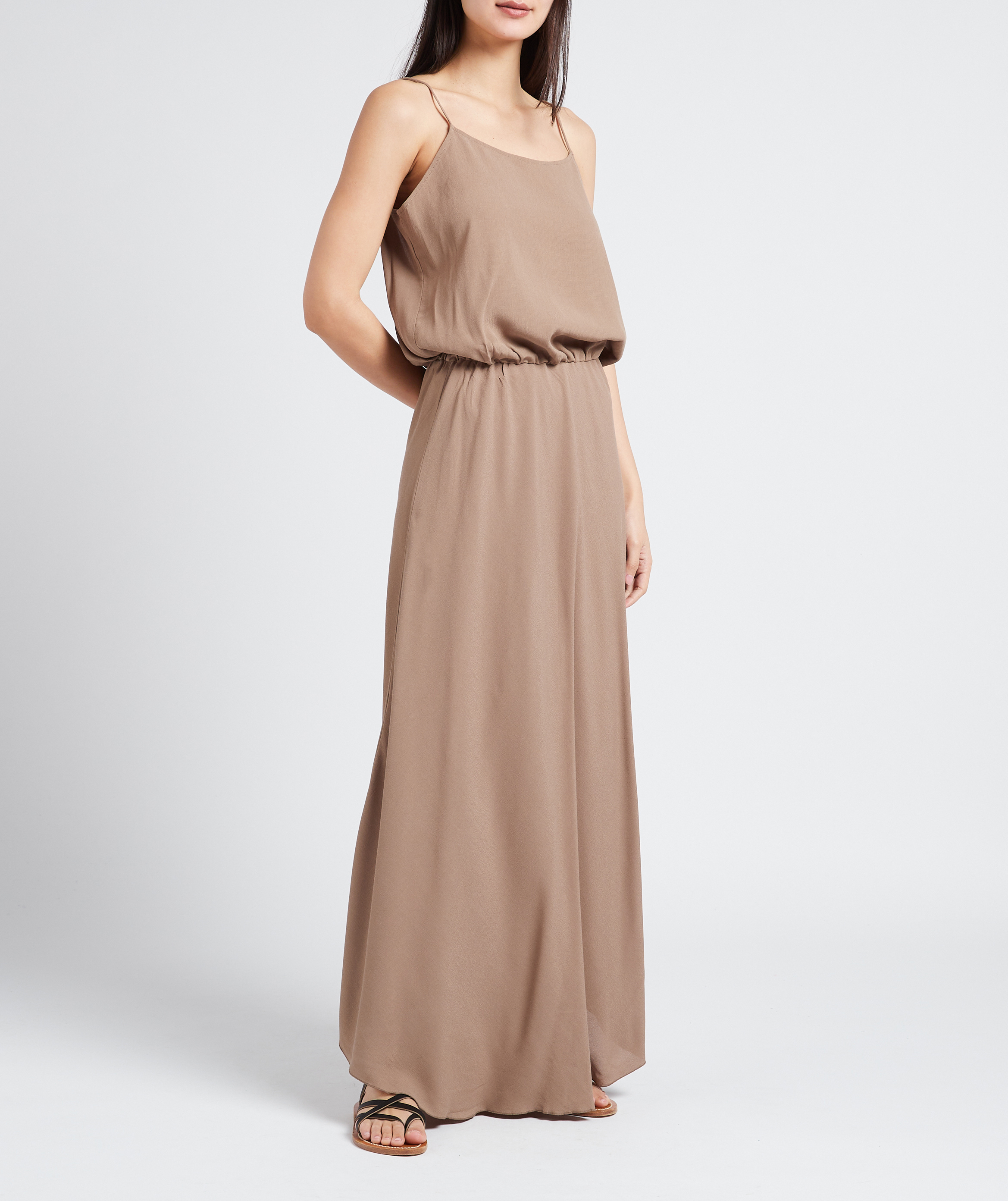 Gerade geschnittenes Maxikleid mit Rundhalsausschnitt KARMA KOMA Braun
