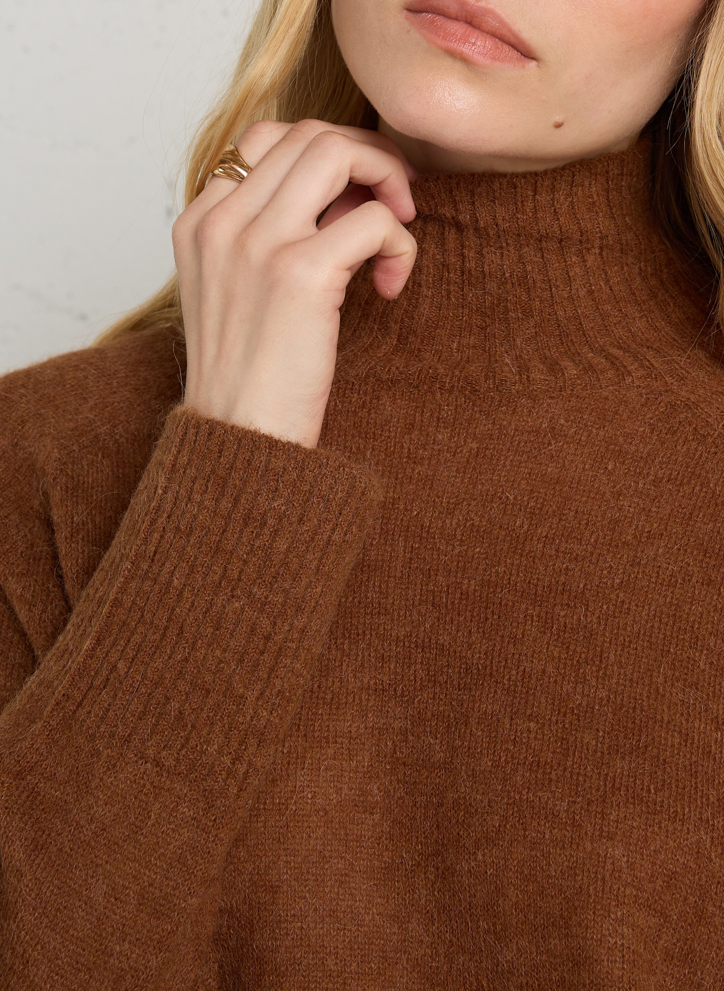 Gerader Pullover mit Stehkragen aus Wolle und Seide DES PETITS HAUTS Braun