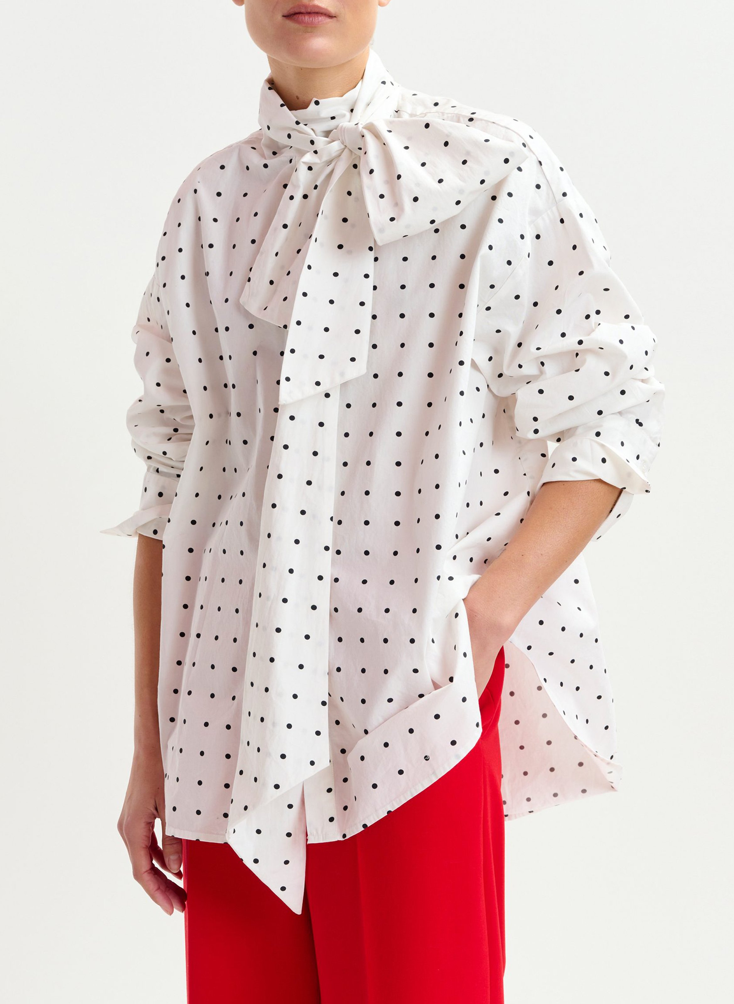 Blouse met lavallière kraag en polka dot patroon ESSENTIEL ANTWERP Wit