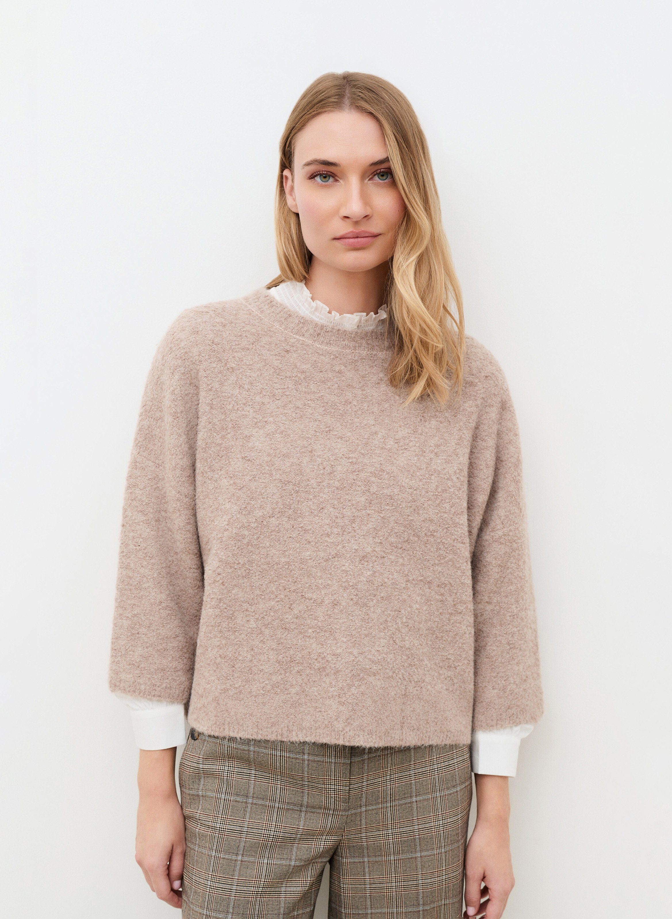 Flauschiger Rundhalspullover CAROLL