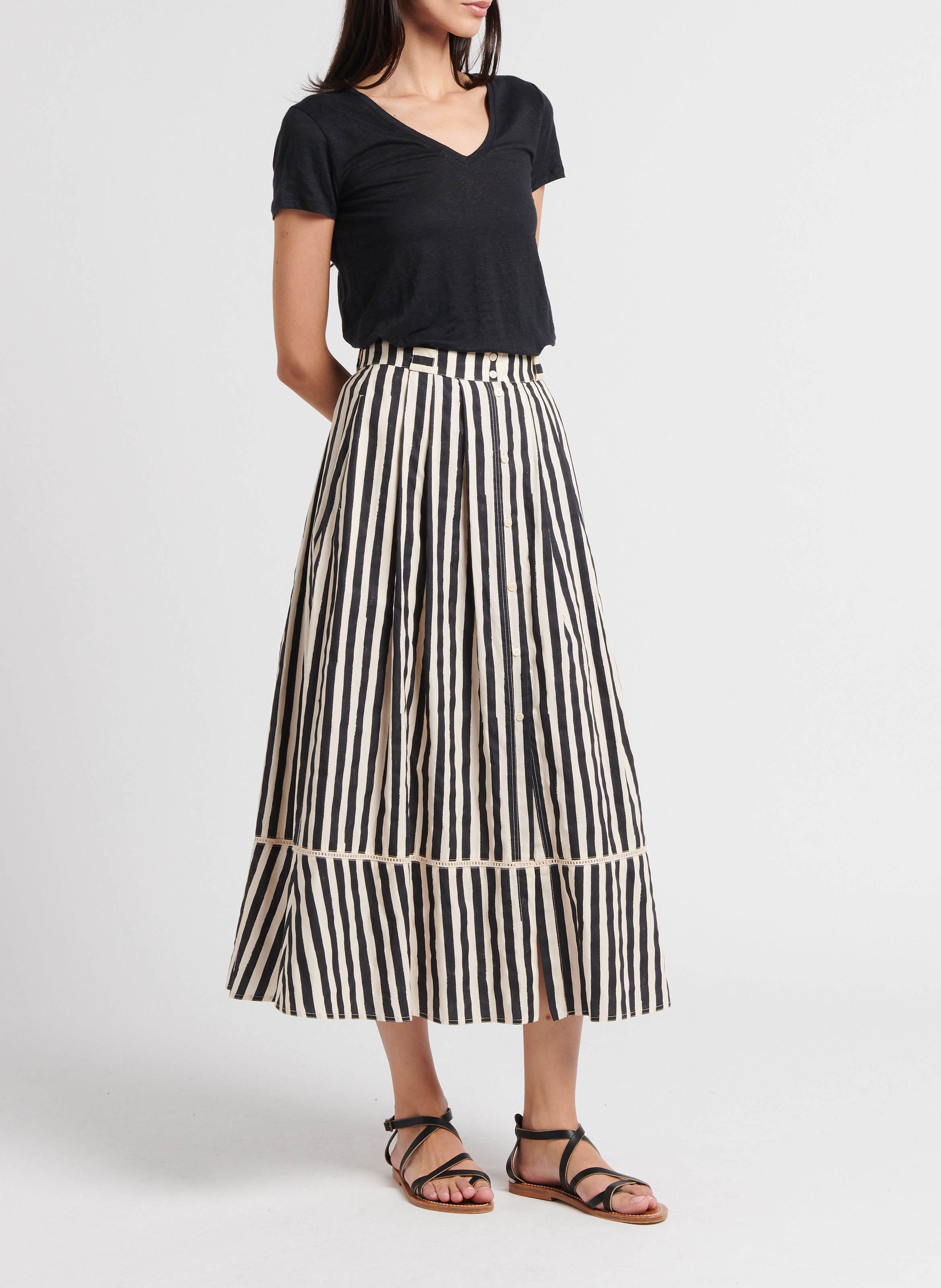 Figurbetontes T-Shirt aus Stretch-Leinen mit V-Ausschnitt MAJESTIC FILATURES Schwarz
