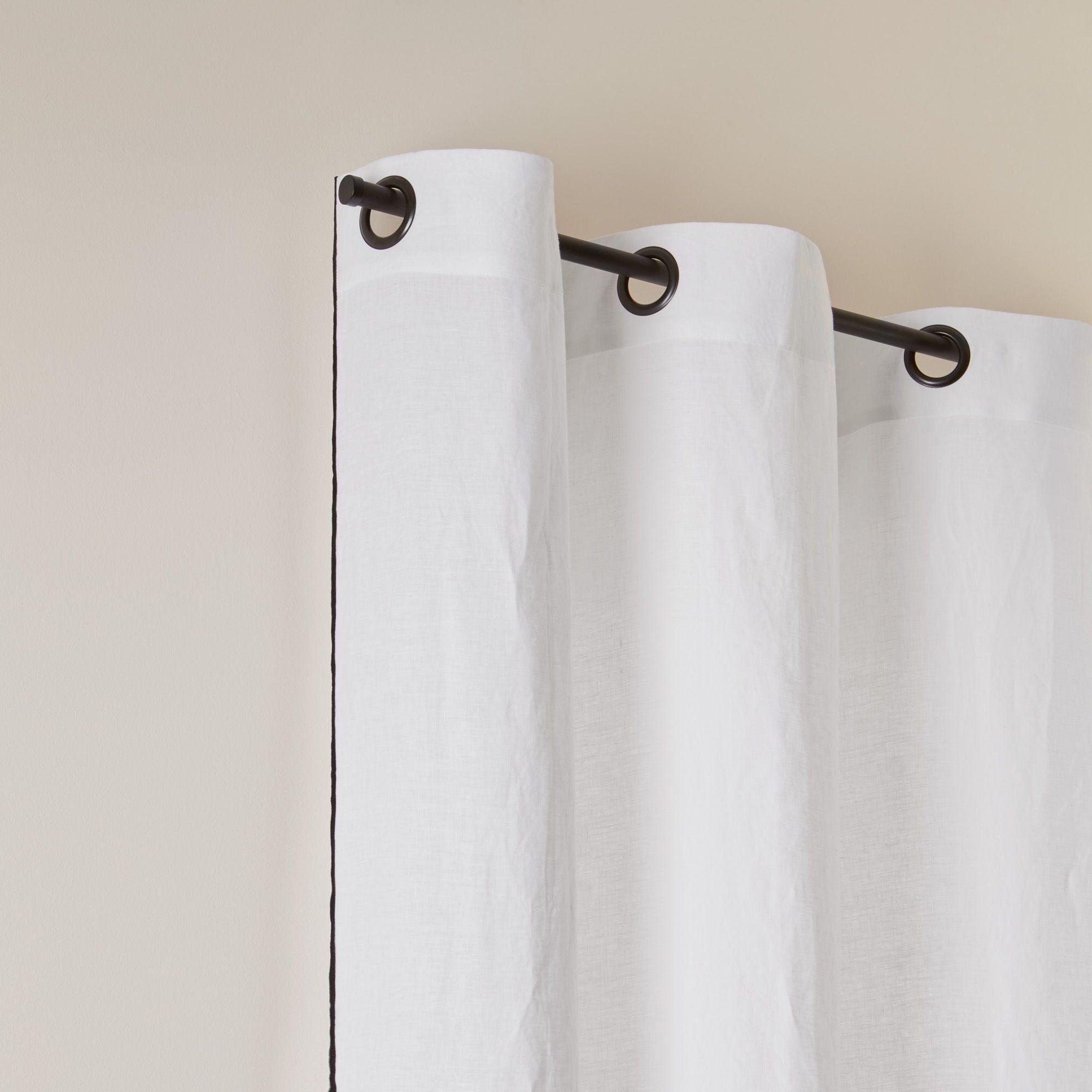 Curtain with black eyelets MADURA White