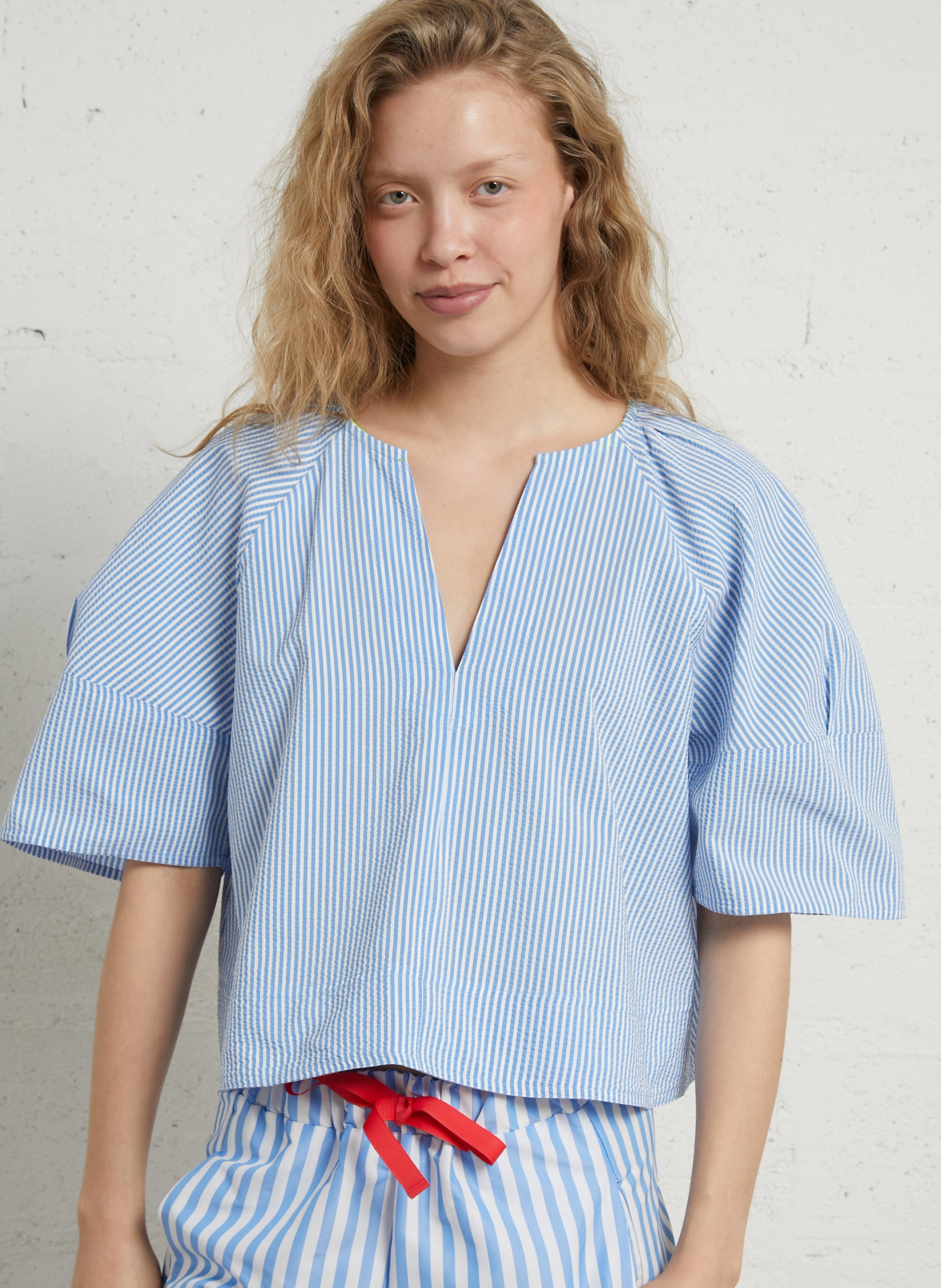 Ruime top met V-hals en motieven DR BLOOM Blauw