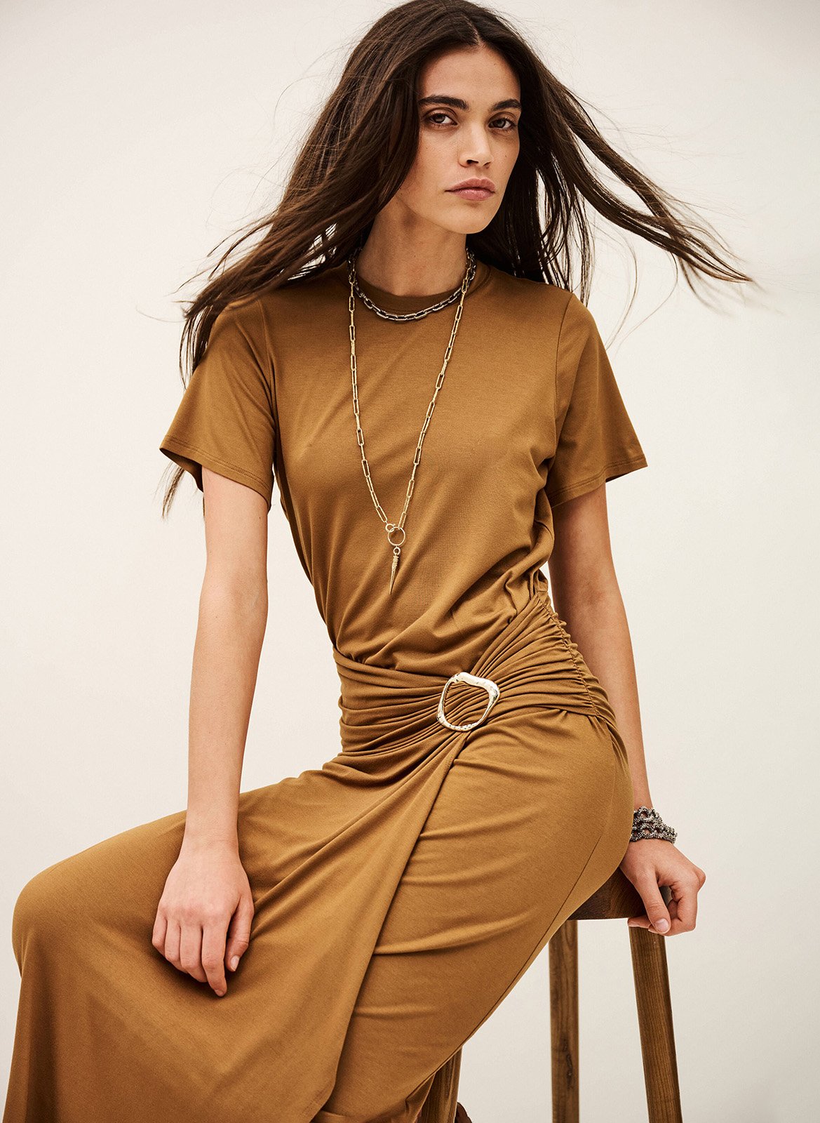 Midi-jurk met aansluitende pasvorm en effen draperie BA&SH Bruin