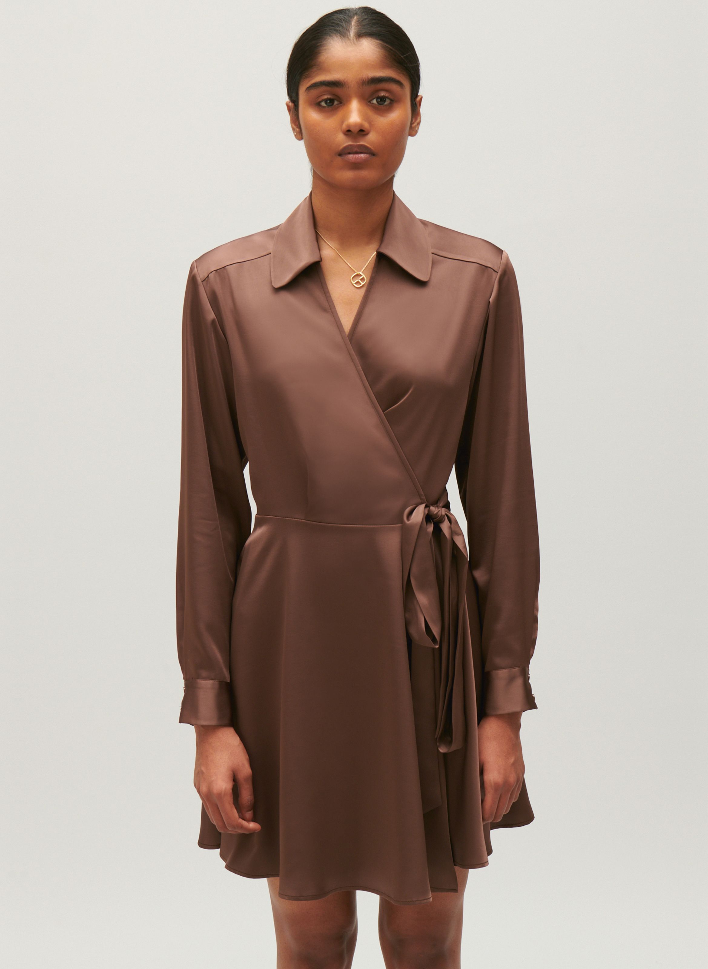 Robe courte col V en satin fluide Marron