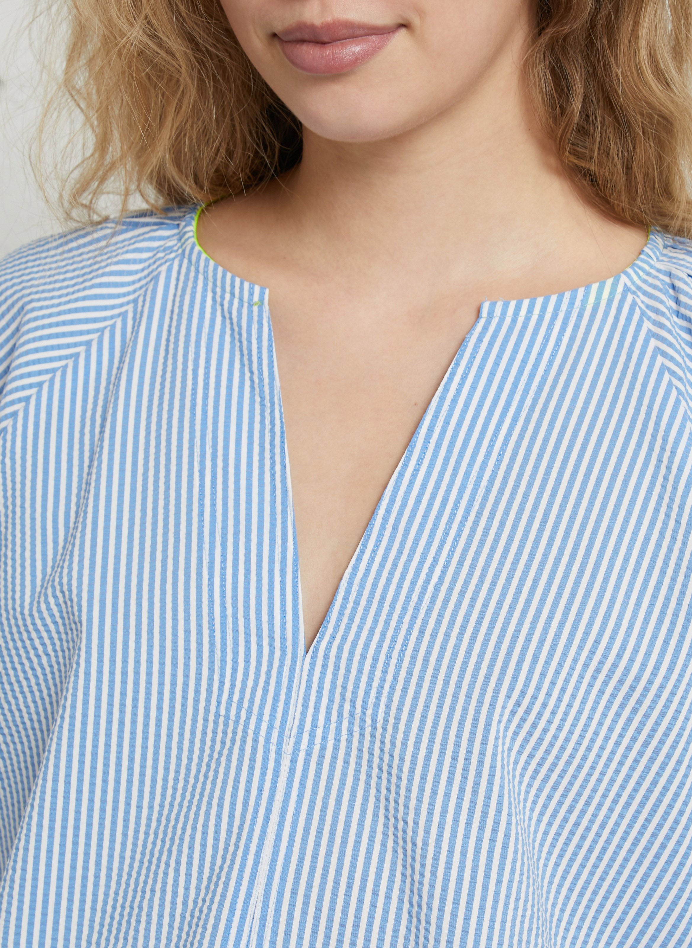 Ruime top met V-hals en motieven DR BLOOM Blauw