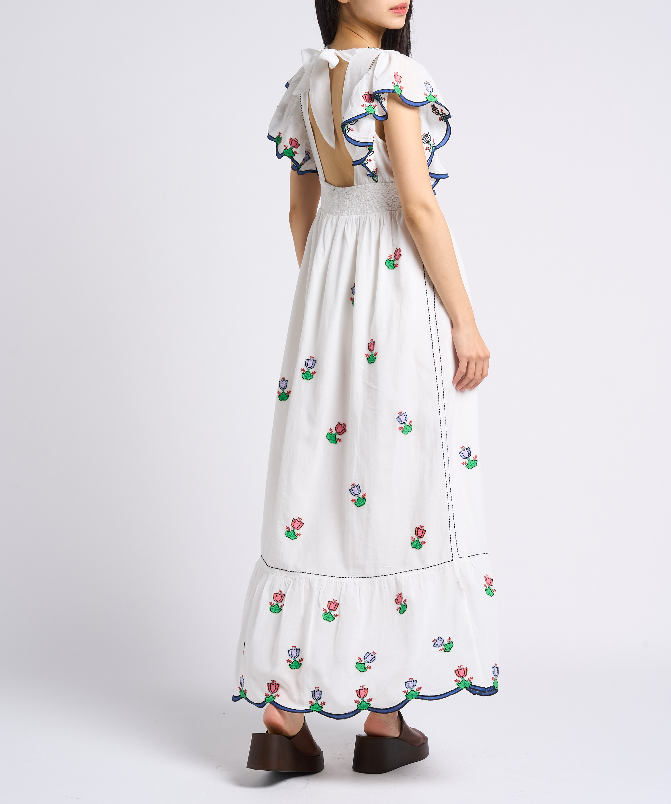 Lange, getailleerde jurk met geborduurde bloemen PAUL AND JOE Wit