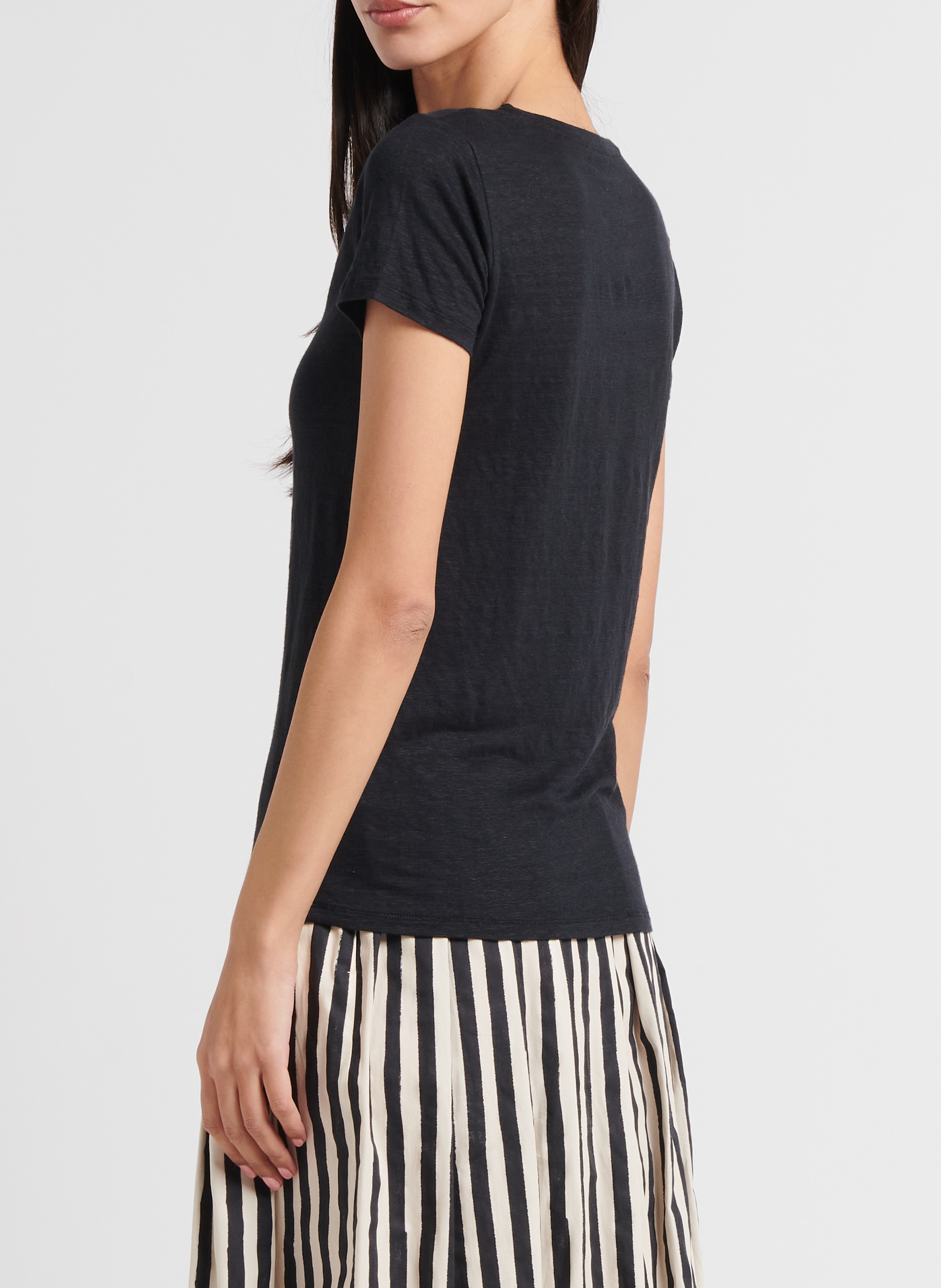 Figurbetontes T-Shirt aus Stretch-Leinen mit V-Ausschnitt MAJESTIC FILATURES Schwarz