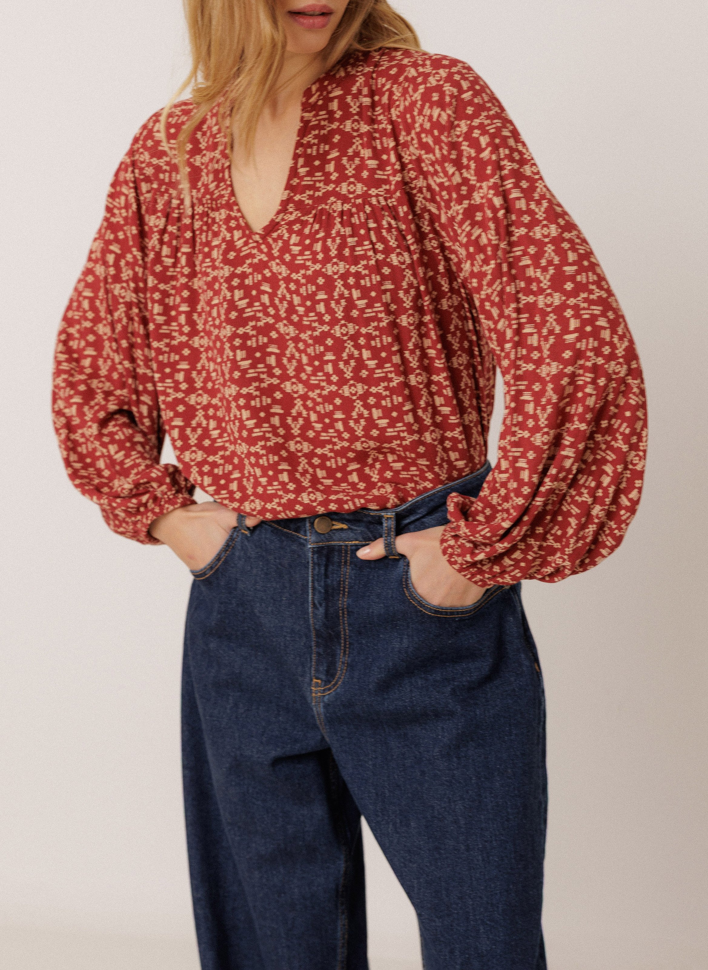 Blouse met V-hals INDI & COLD