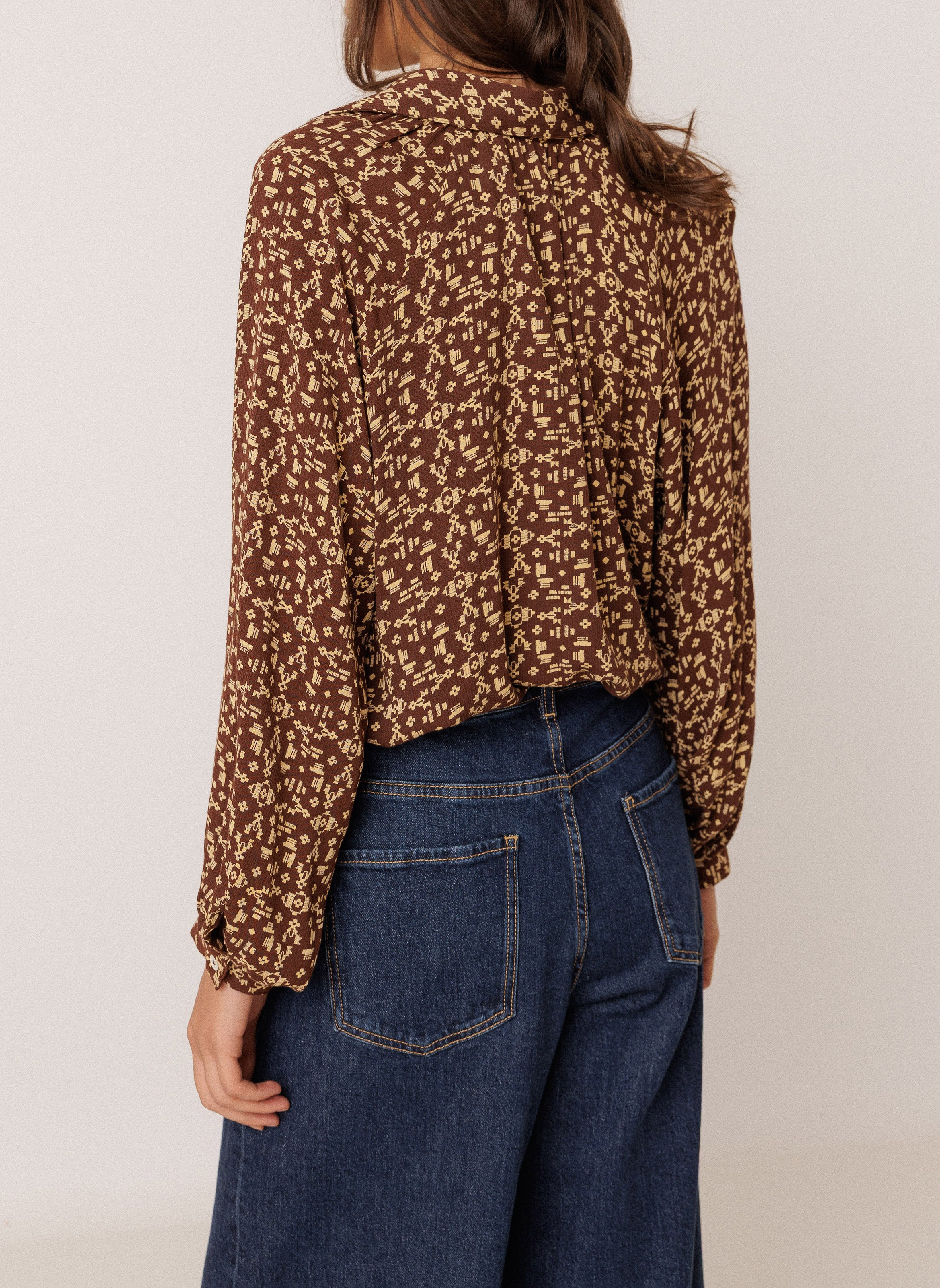 Ruimvallende blouse met klassieke kraag INDI & COLD Bruin