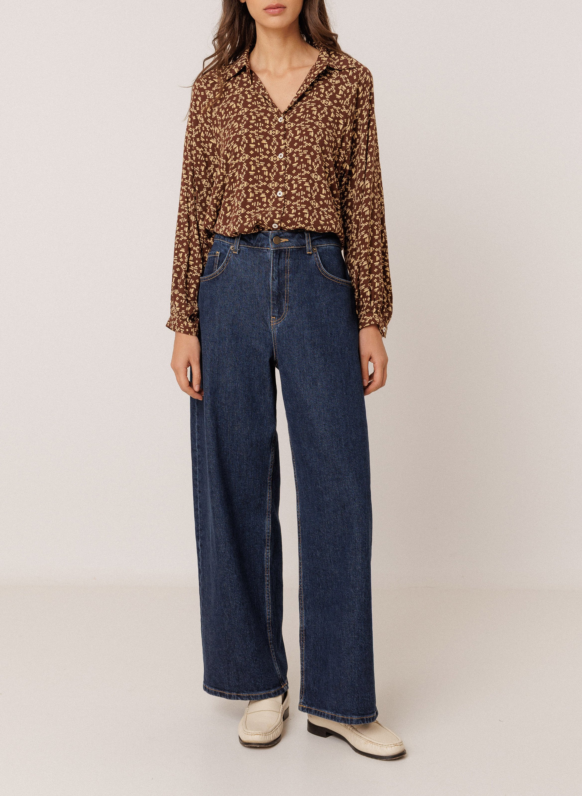 Ruimvallende blouse met klassieke kraag INDI & COLD Bruin