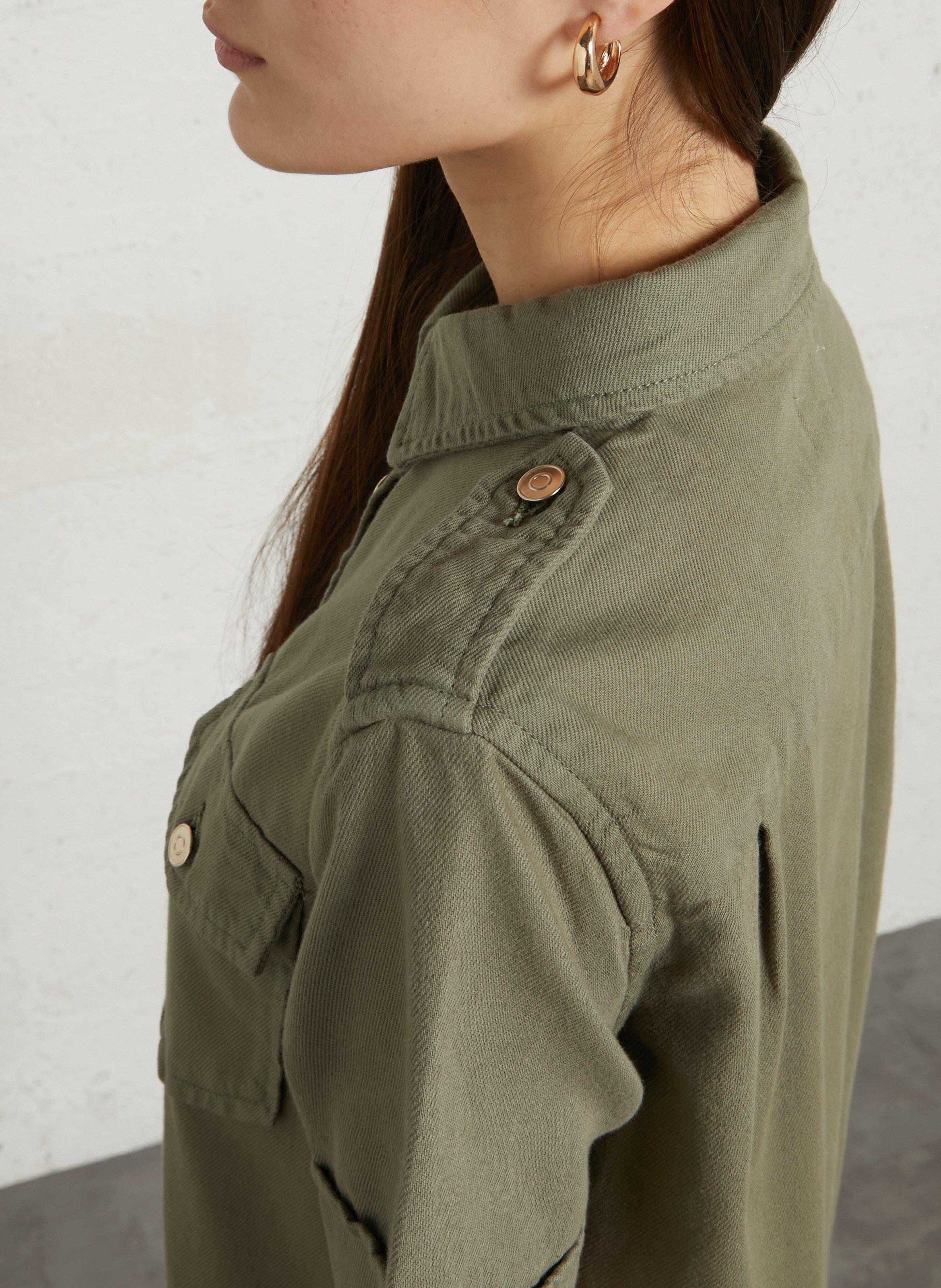 Halflange jurk met klassieke kraag MAISON 123 Groen