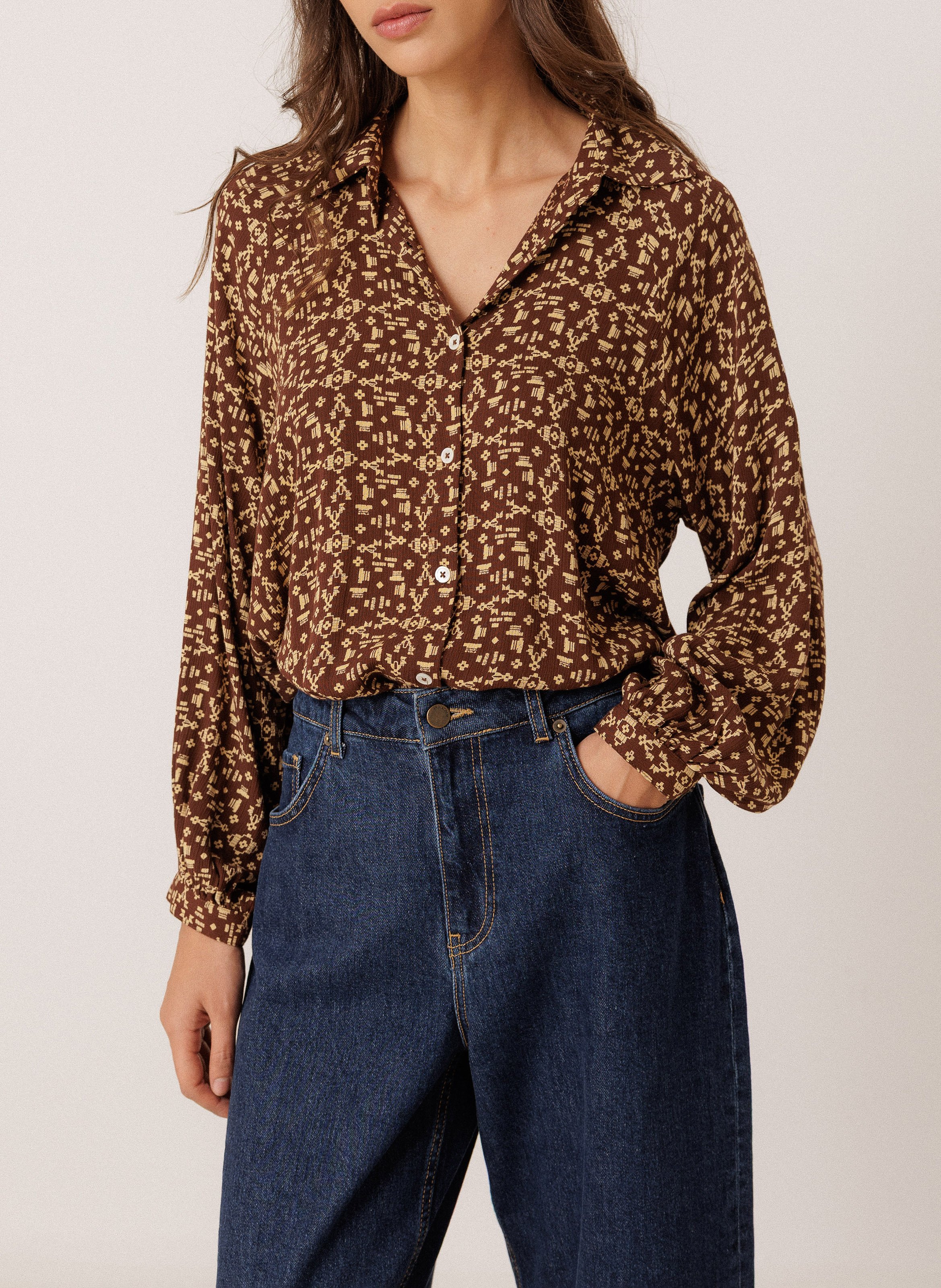 Ruimvallende blouse met klassieke kraag INDI & COLD Bruin