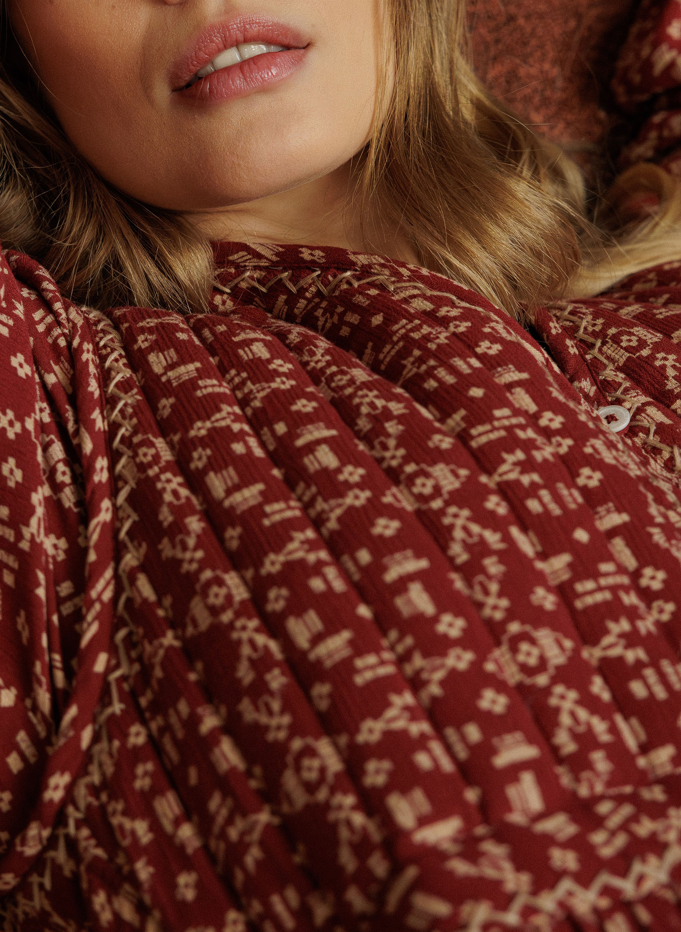Lange jurk met V-hals INDI & COLD Rood