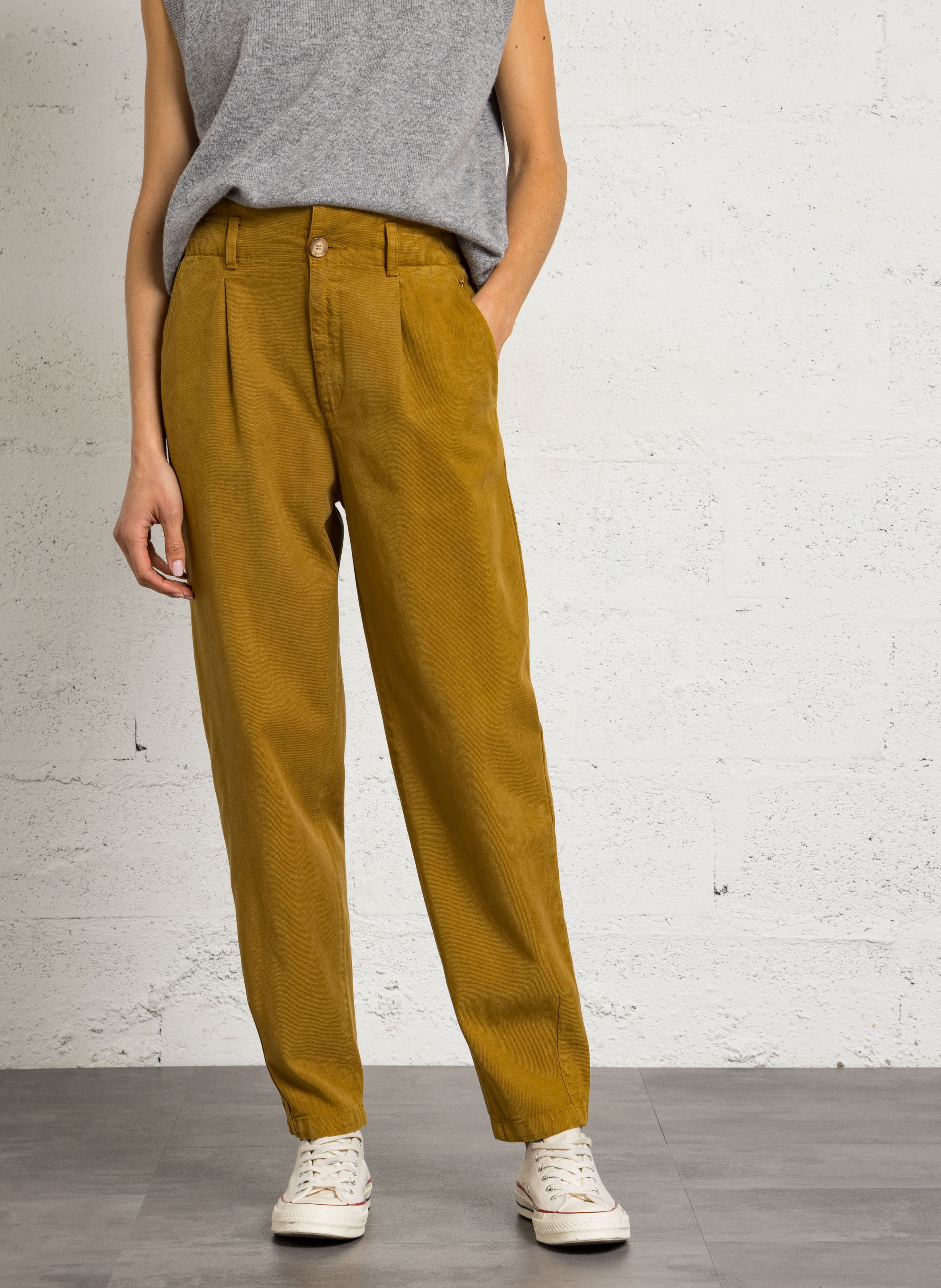 Hoch taillierte Karottenhose uni DES PETITS HAUTS Golden