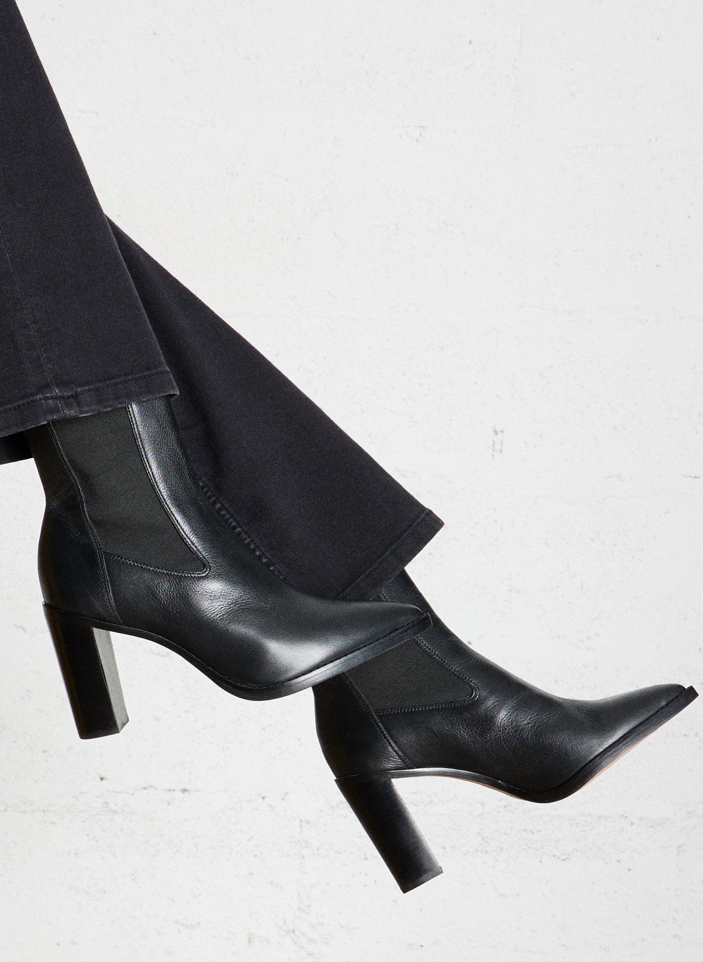 - 100% leather, - Round toes, - Inner zip fastening, - Heel height: 9 cm. Black