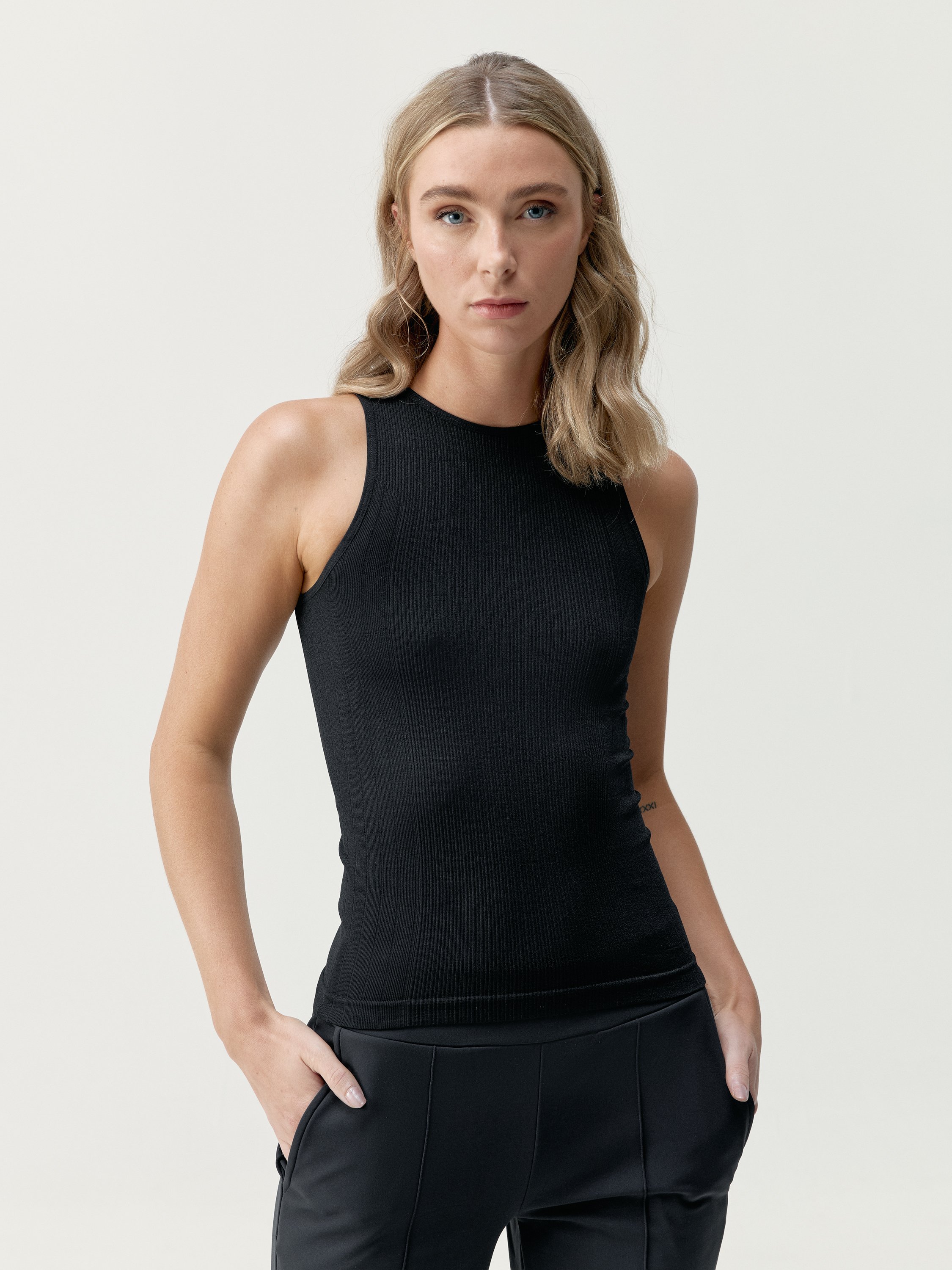 Seamless sports tank top BORN LIVING YOGA Black