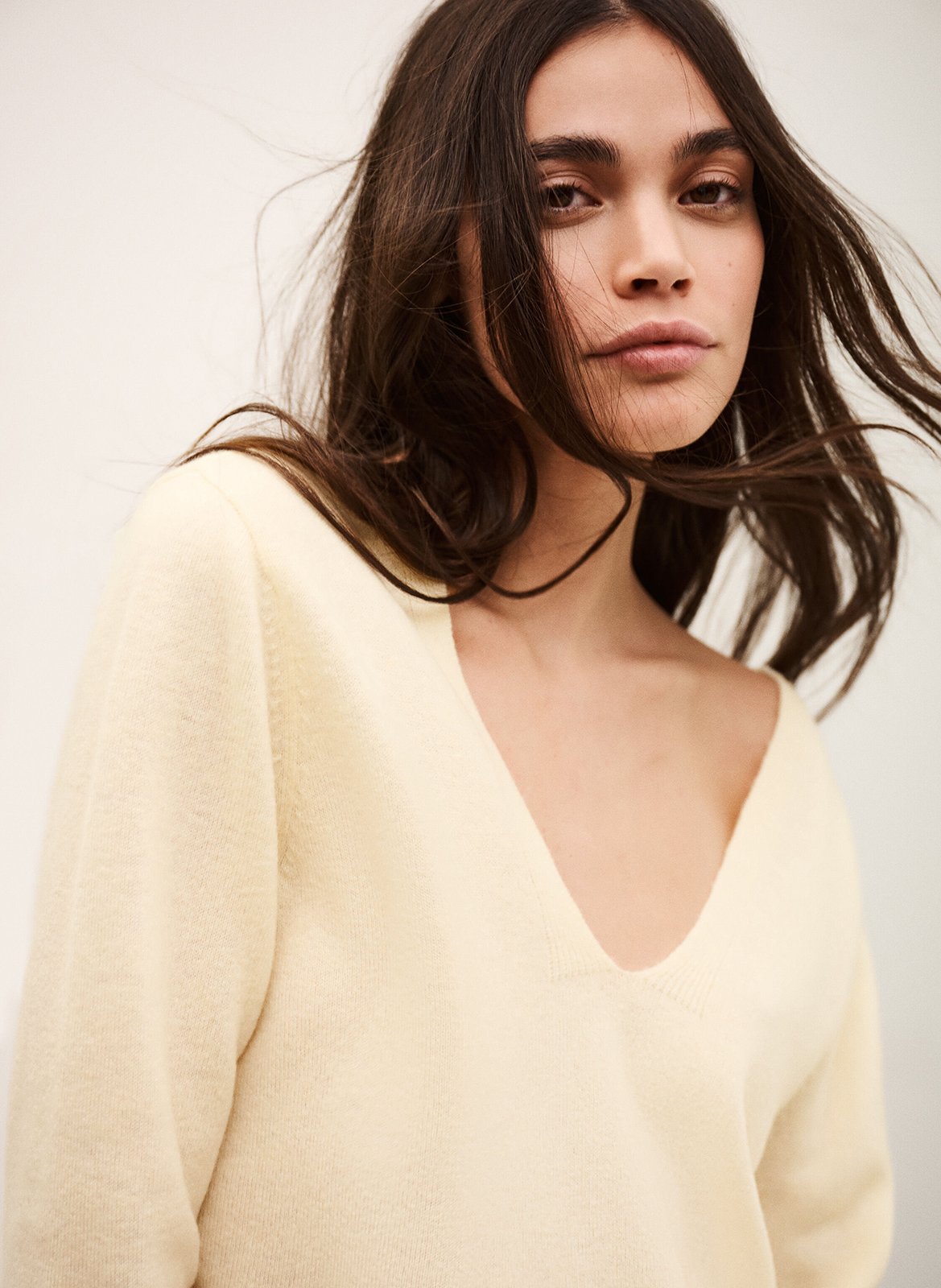 Pull col V uni en laine mélangée BA&SH Beige