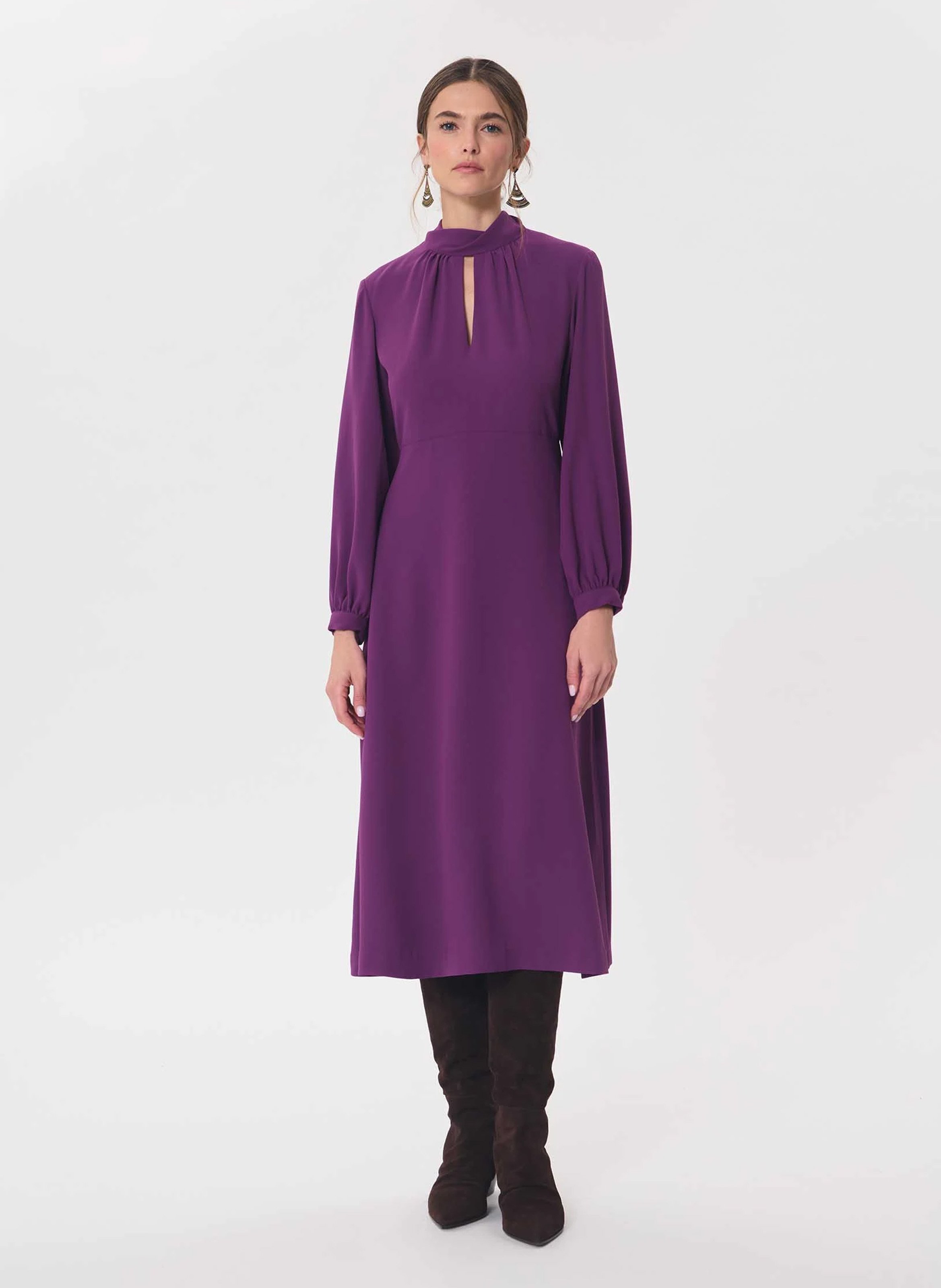 Einfarbiges weites Langarmkleid TARA JARMON