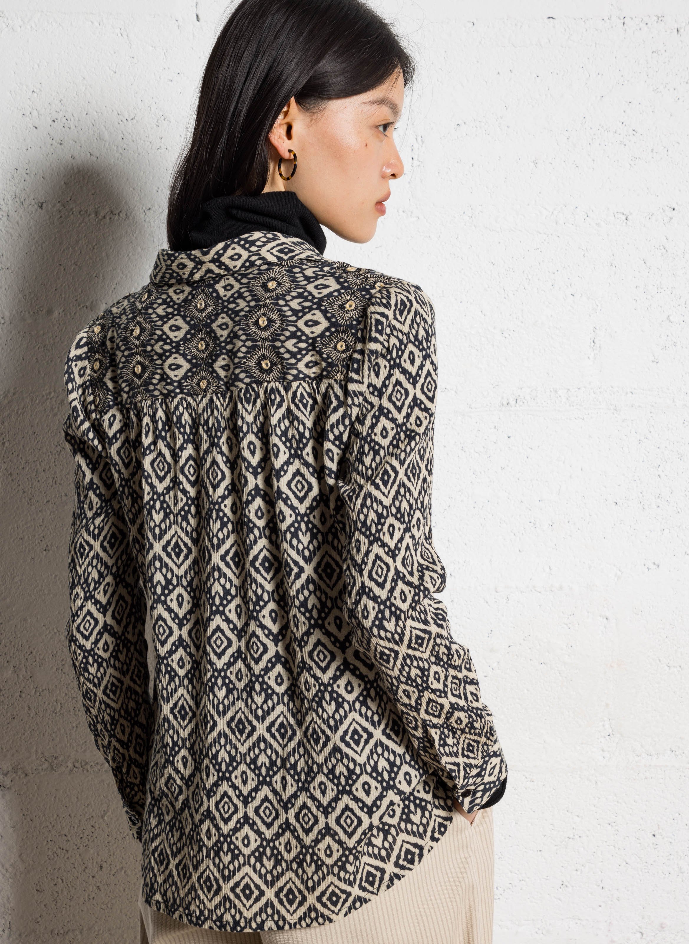 Buttoned V-neck shirt with patterns MAISON HOTEL Beige