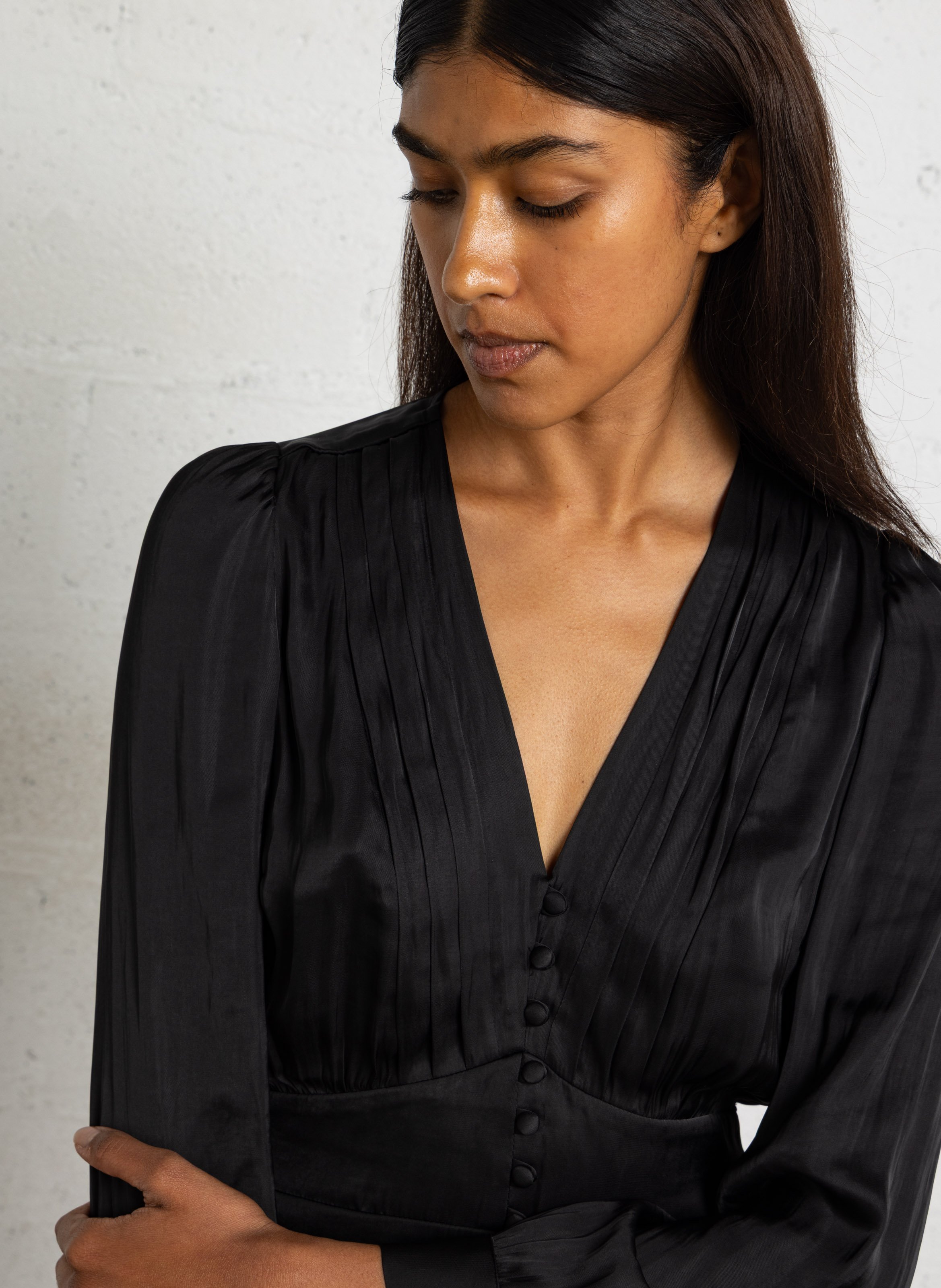 Short satin V-neck dress IKKS Black