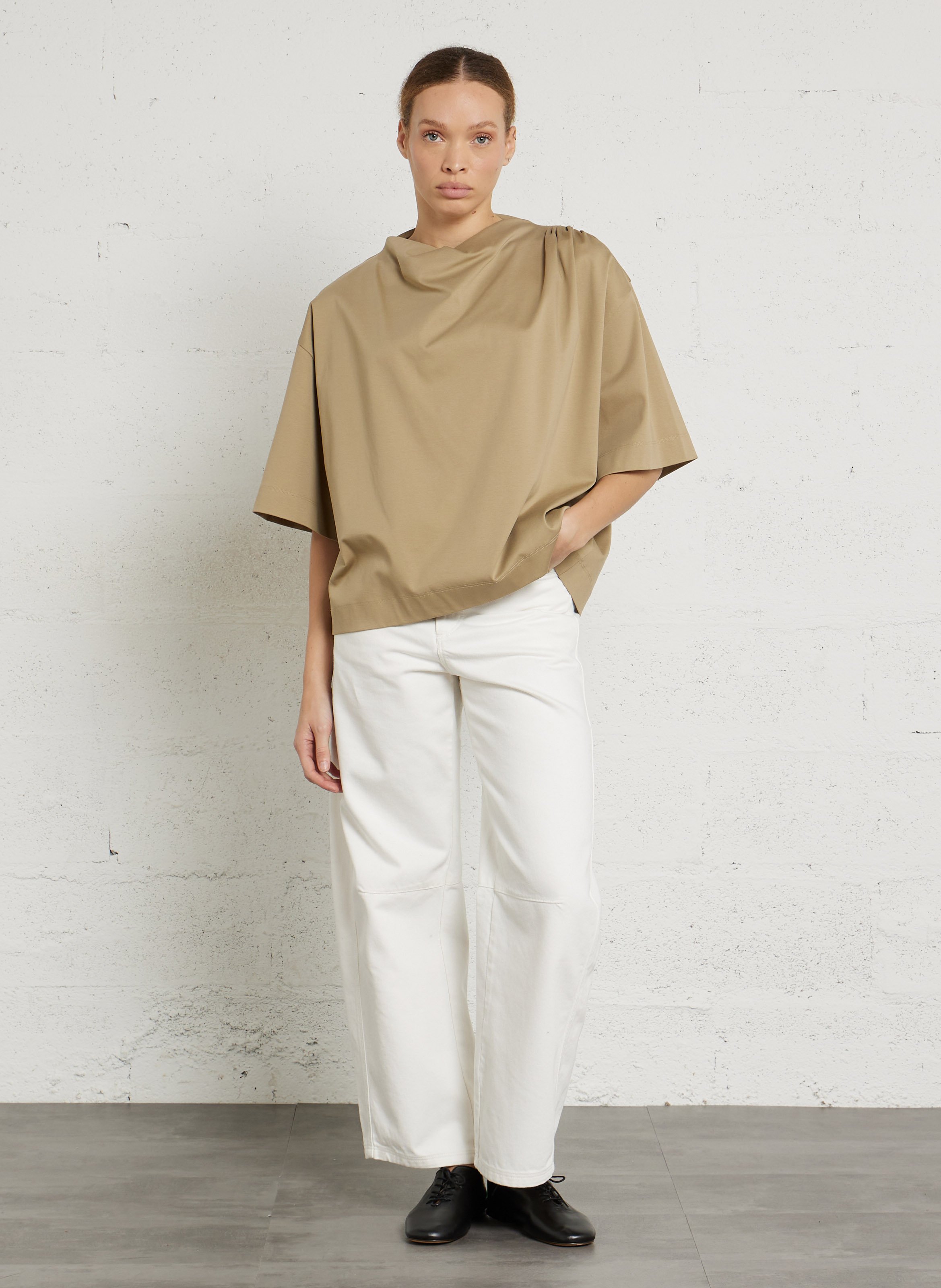 T-Shirt mit kurzen Ärmeln in Uni-Farbe mit Drapierung. SOEUR Beige