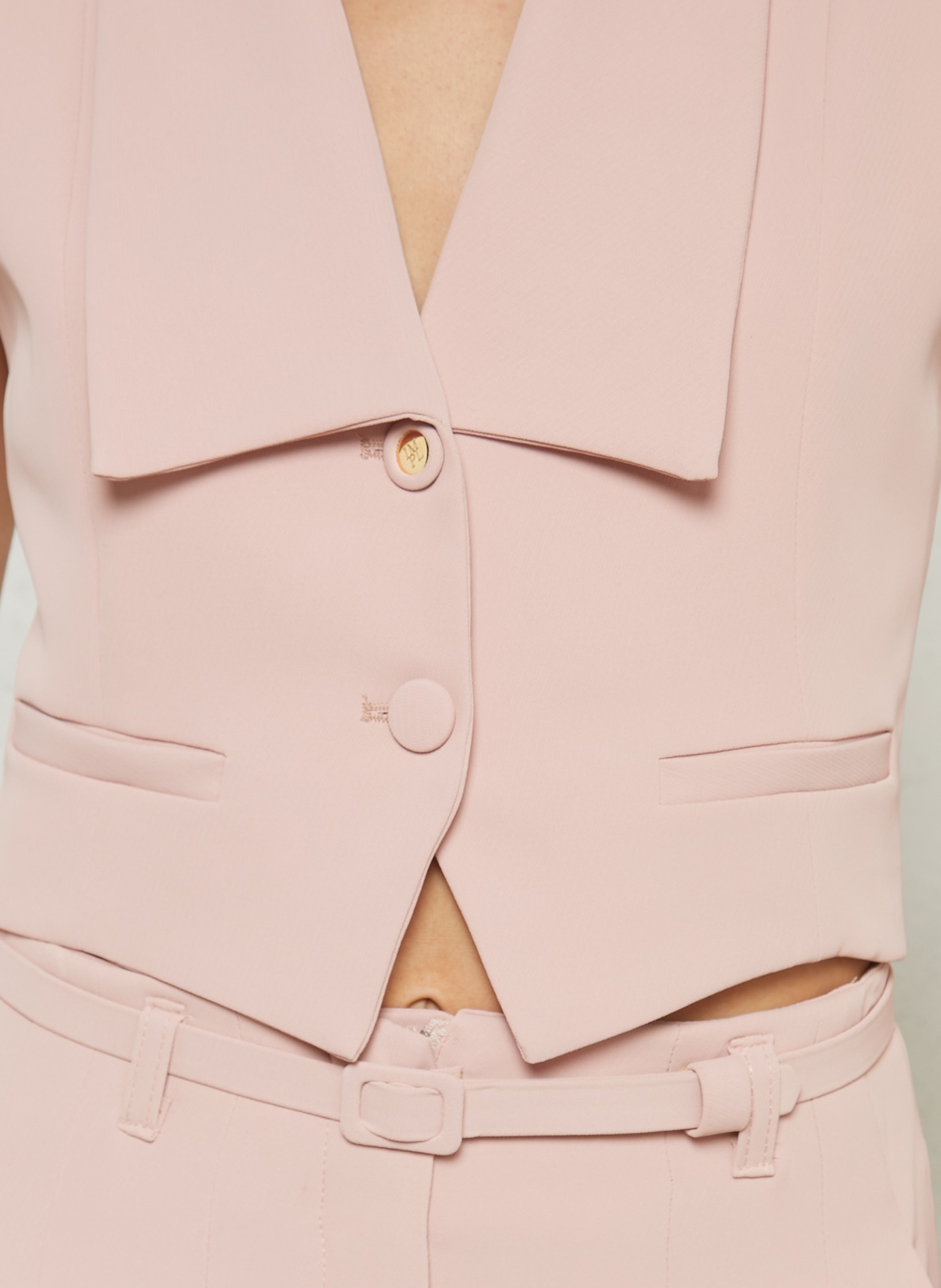 Korte getailleerde blazer met knopen IMPERIAL Roze