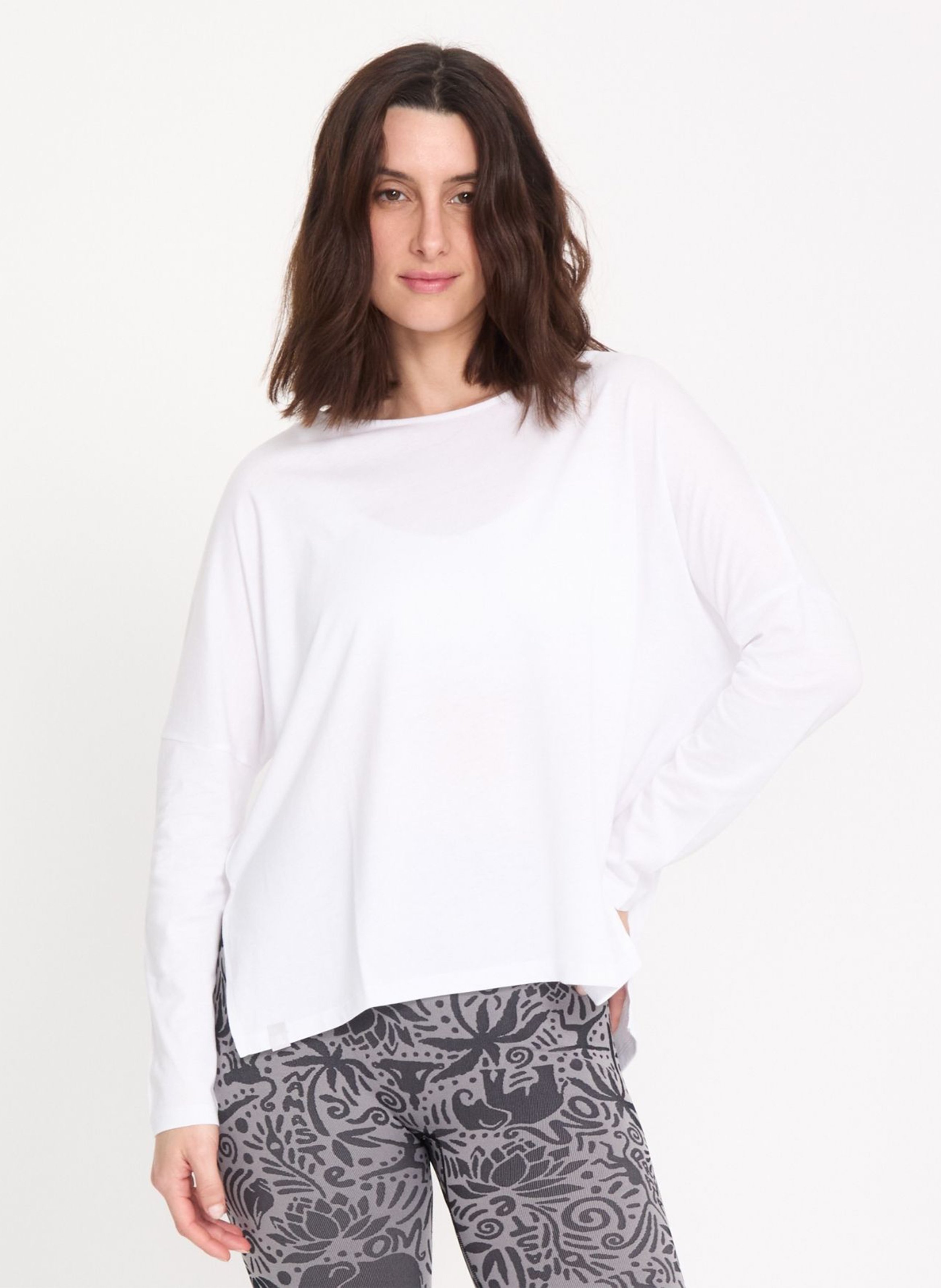 Weit geschnittenes Langarm-T-Shirt in Unifarben. YOGA SEARCHER Weiss