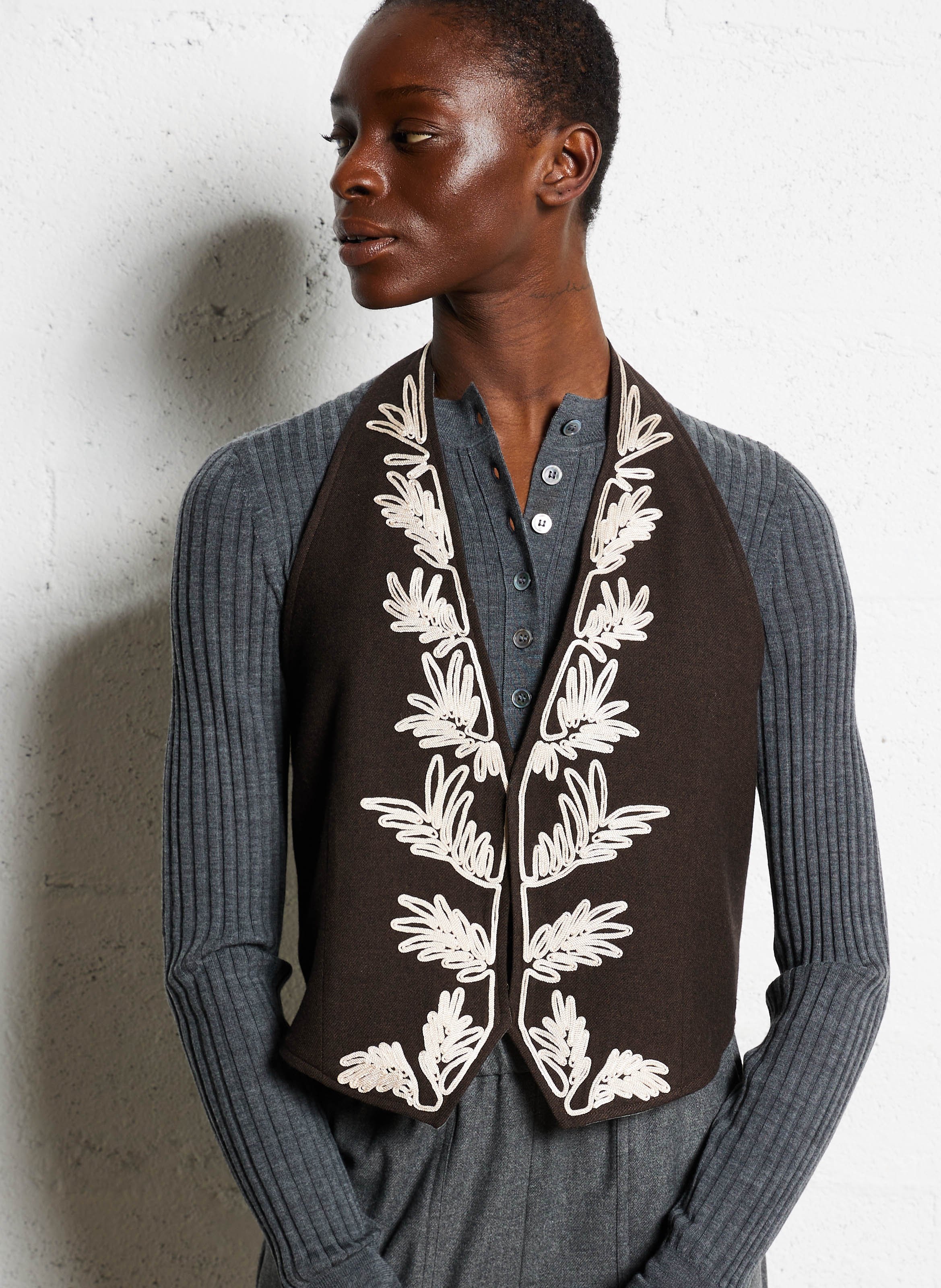 Getailleerd vest met V-hals DIEGA Bruin