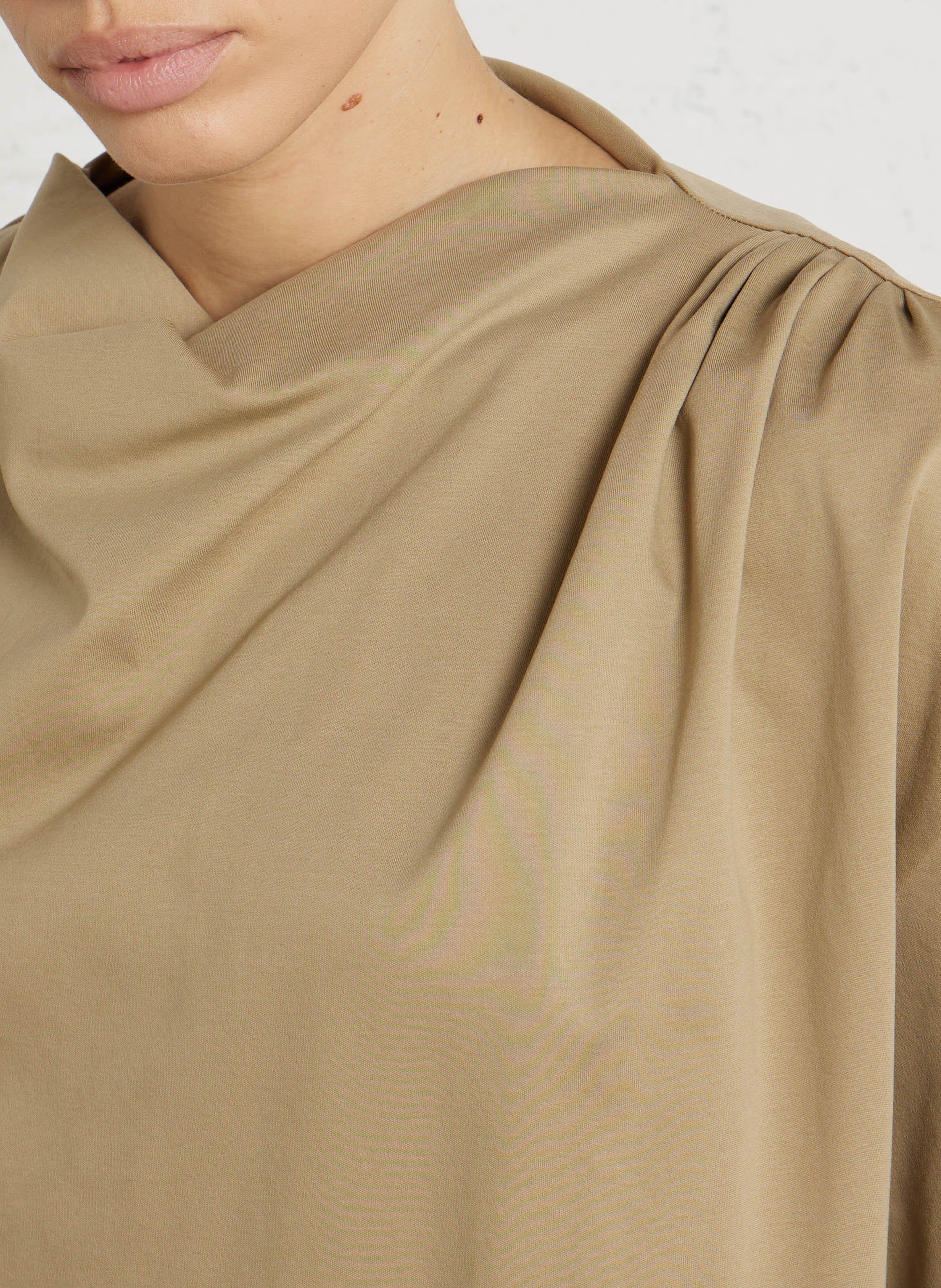 T-Shirt mit kurzen Ärmeln in Uni-Farbe mit Drapierung. SOEUR Beige