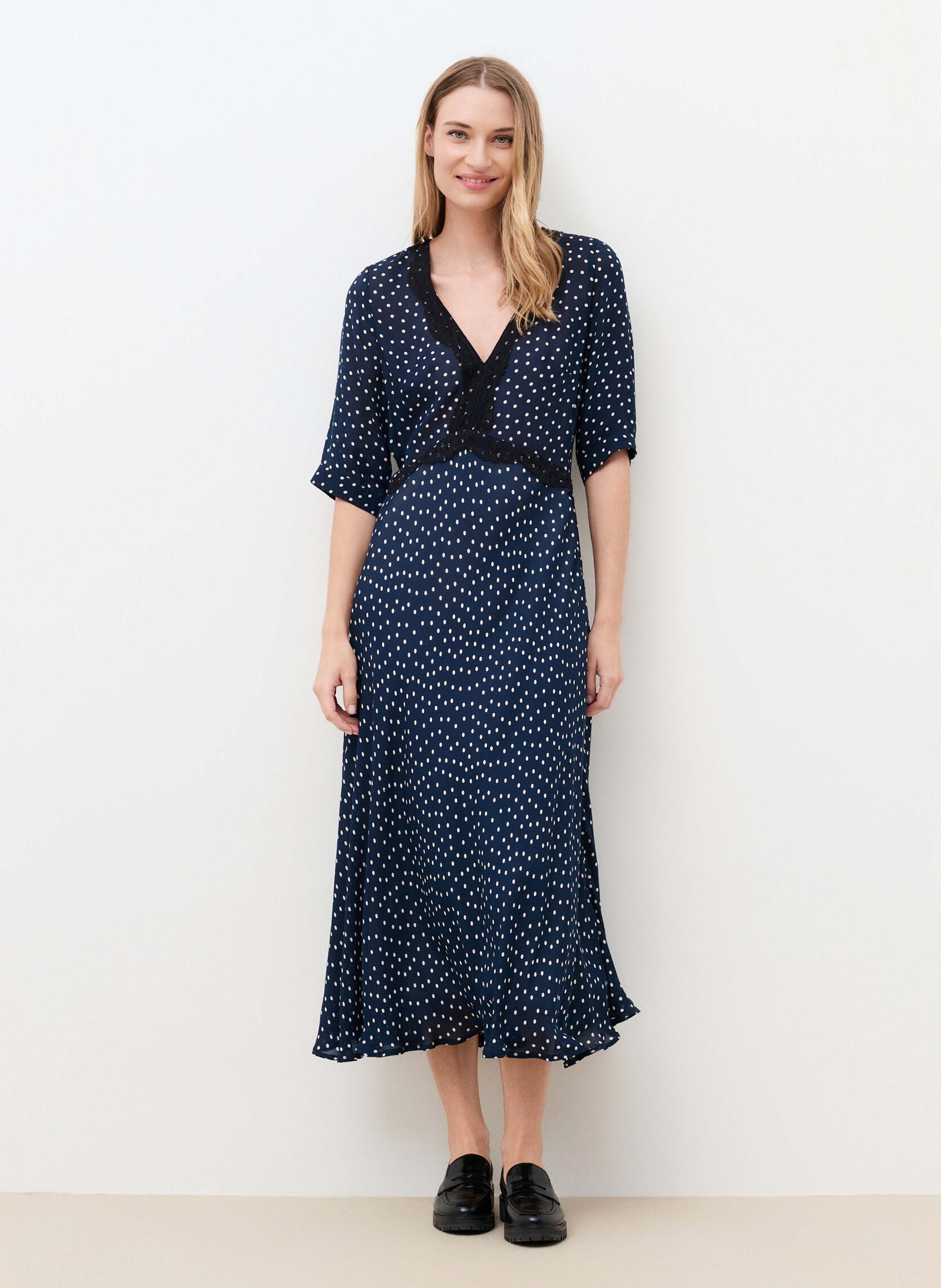 Langes Maxikleid mit V-Ausschnitt und Punkten CAROLL Blau