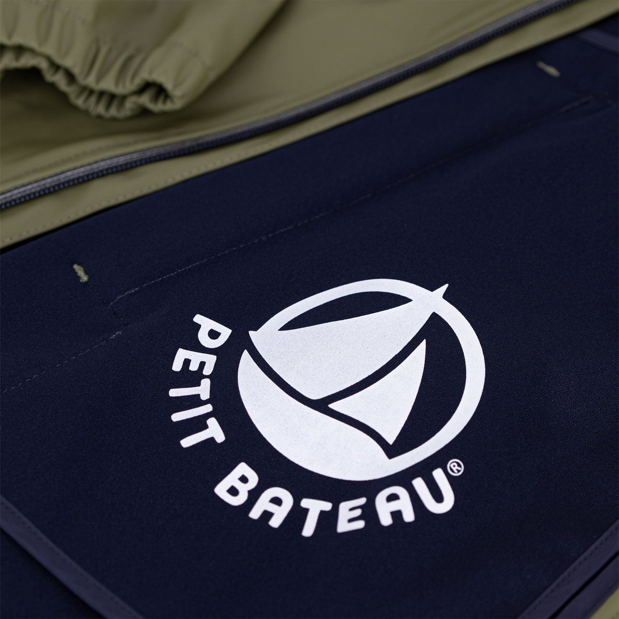 Windjack met ritssluiting en capuchon in effen kleur PETIT BATEAU Kaki