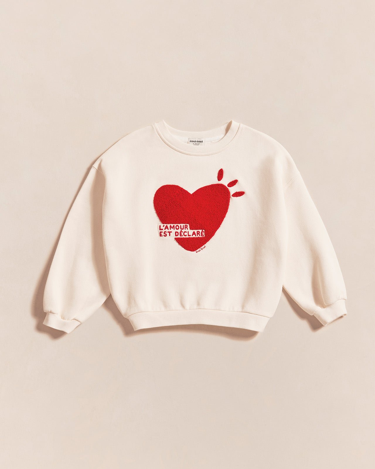 The "Love Declaration" sweatshirt is made of organic cotton. EMOI EMOI White