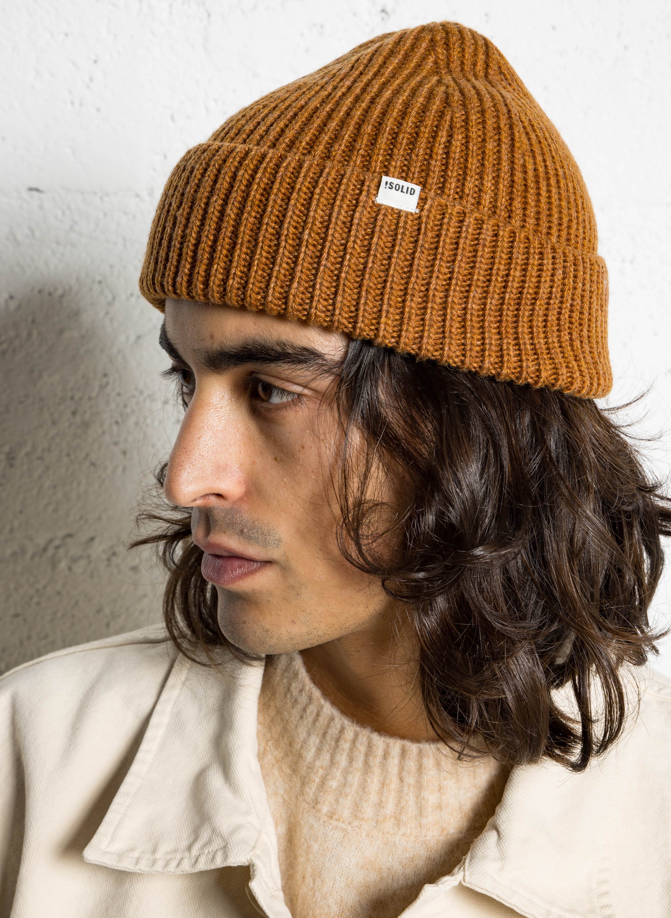 Effen muts met omgeslagen rand in gebreide stof. SOLID Bruin