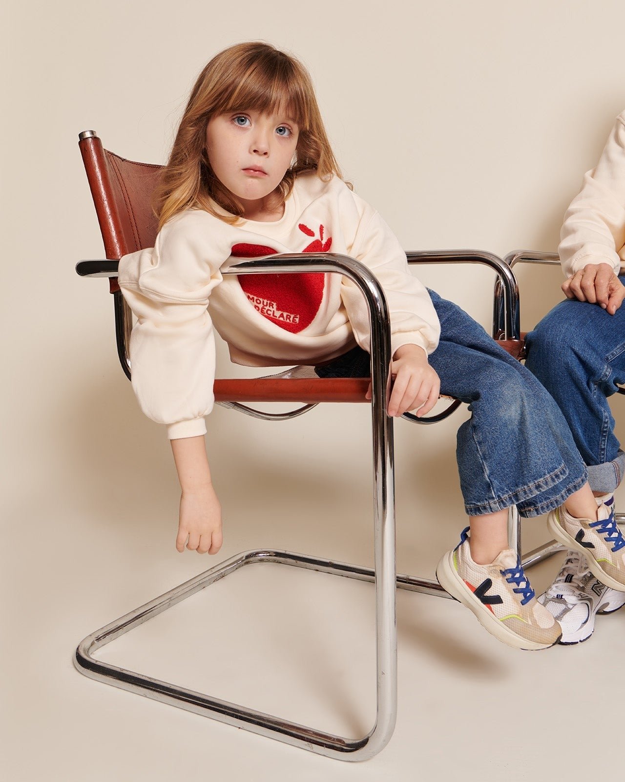 The "Love Declaration" sweatshirt is made of organic cotton. EMOI EMOI White