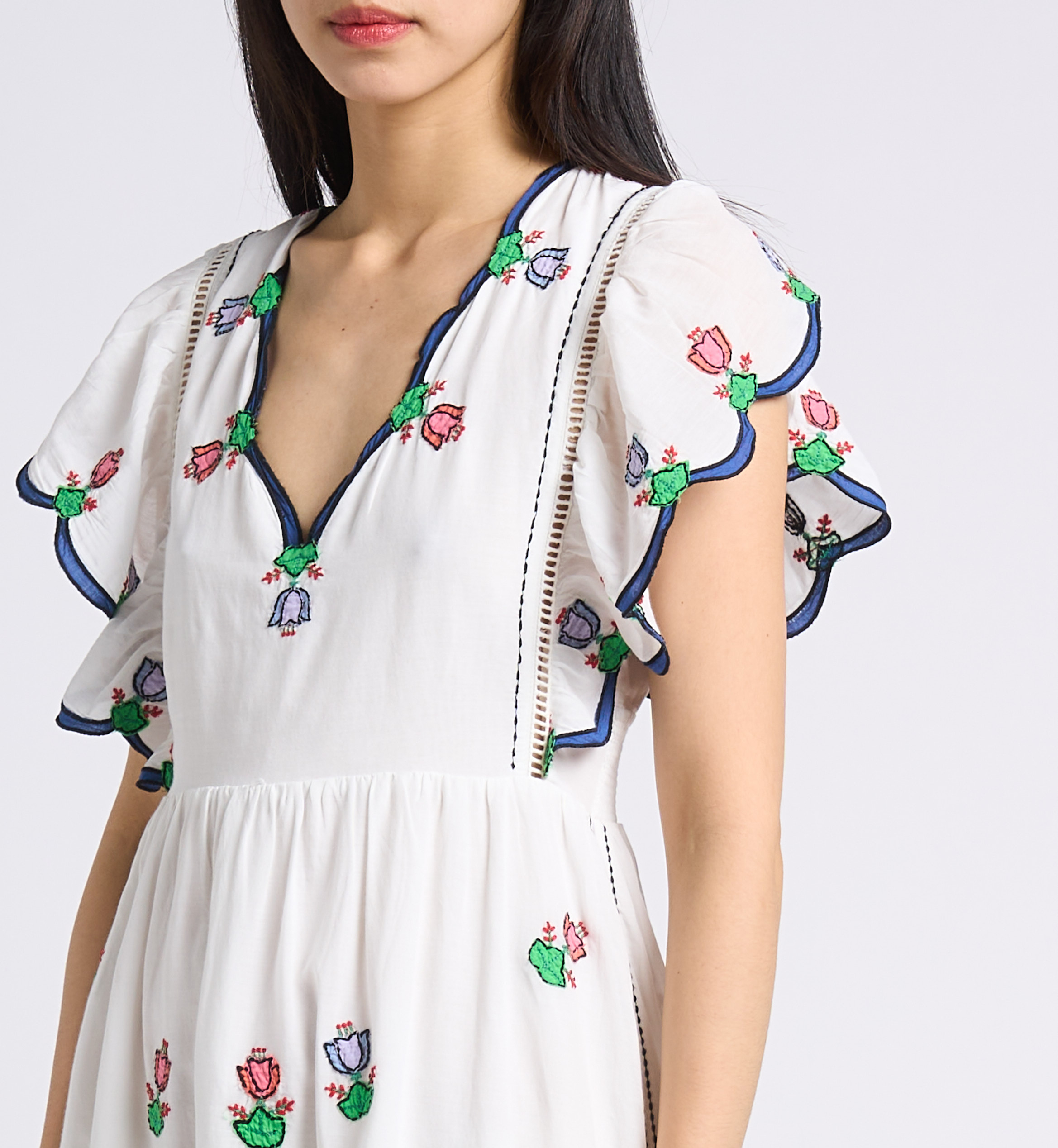 Lange, getailleerde jurk met geborduurde bloemen PAUL AND JOE Wit