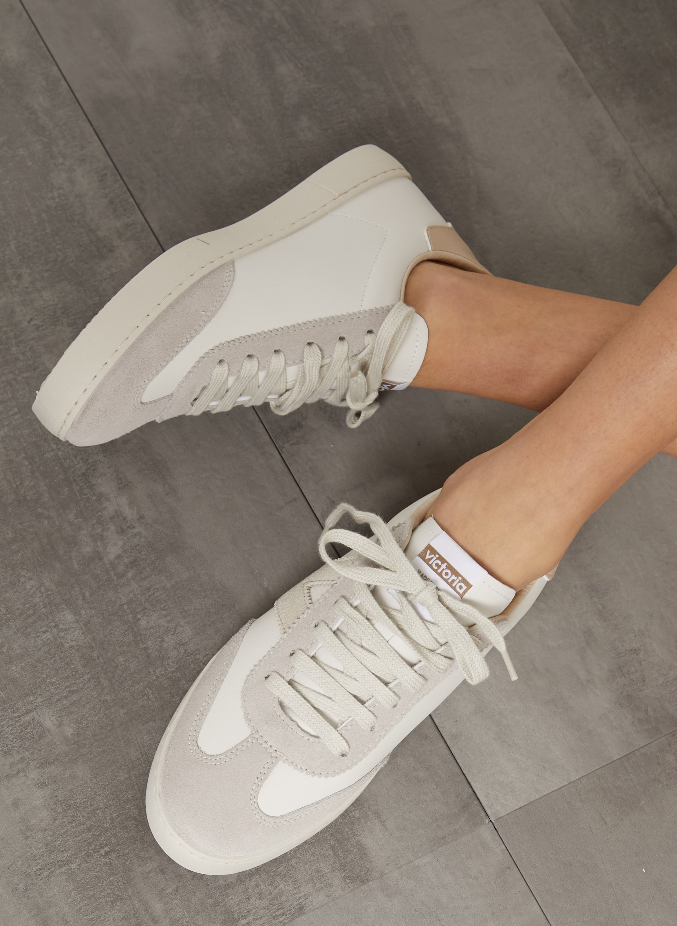 Round-toe low-top sneakers VICTORIA White