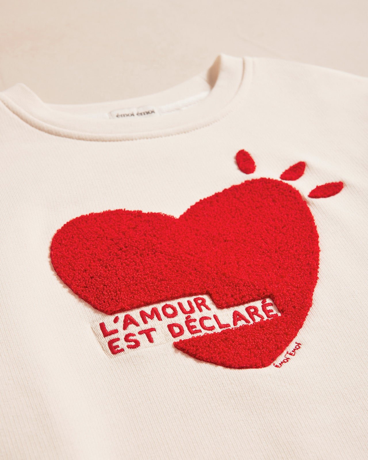 The "Love Declaration" sweatshirt is made of organic cotton. EMOI EMOI White