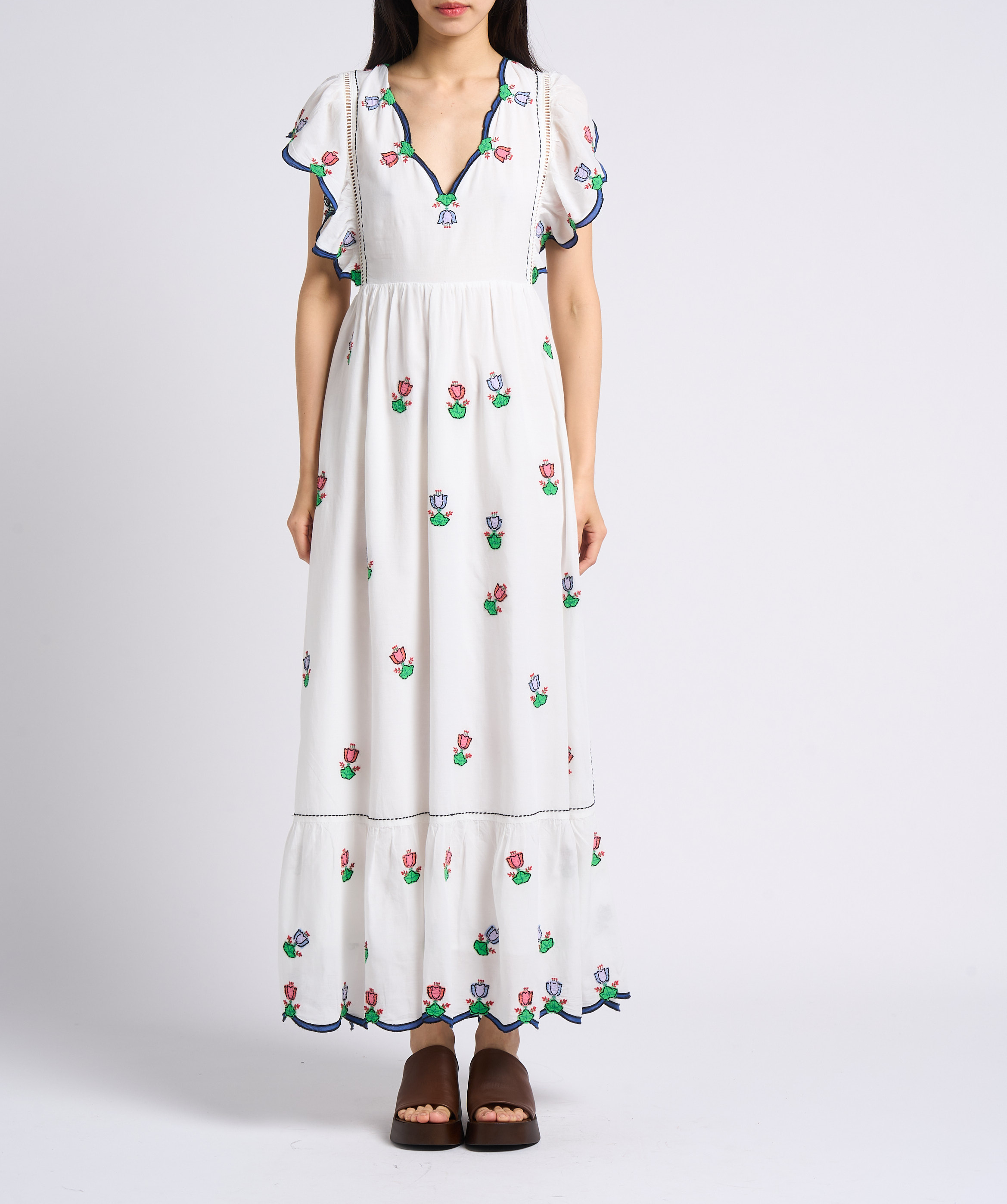 Lange, getailleerde jurk met geborduurde bloemen PAUL AND JOE Wit