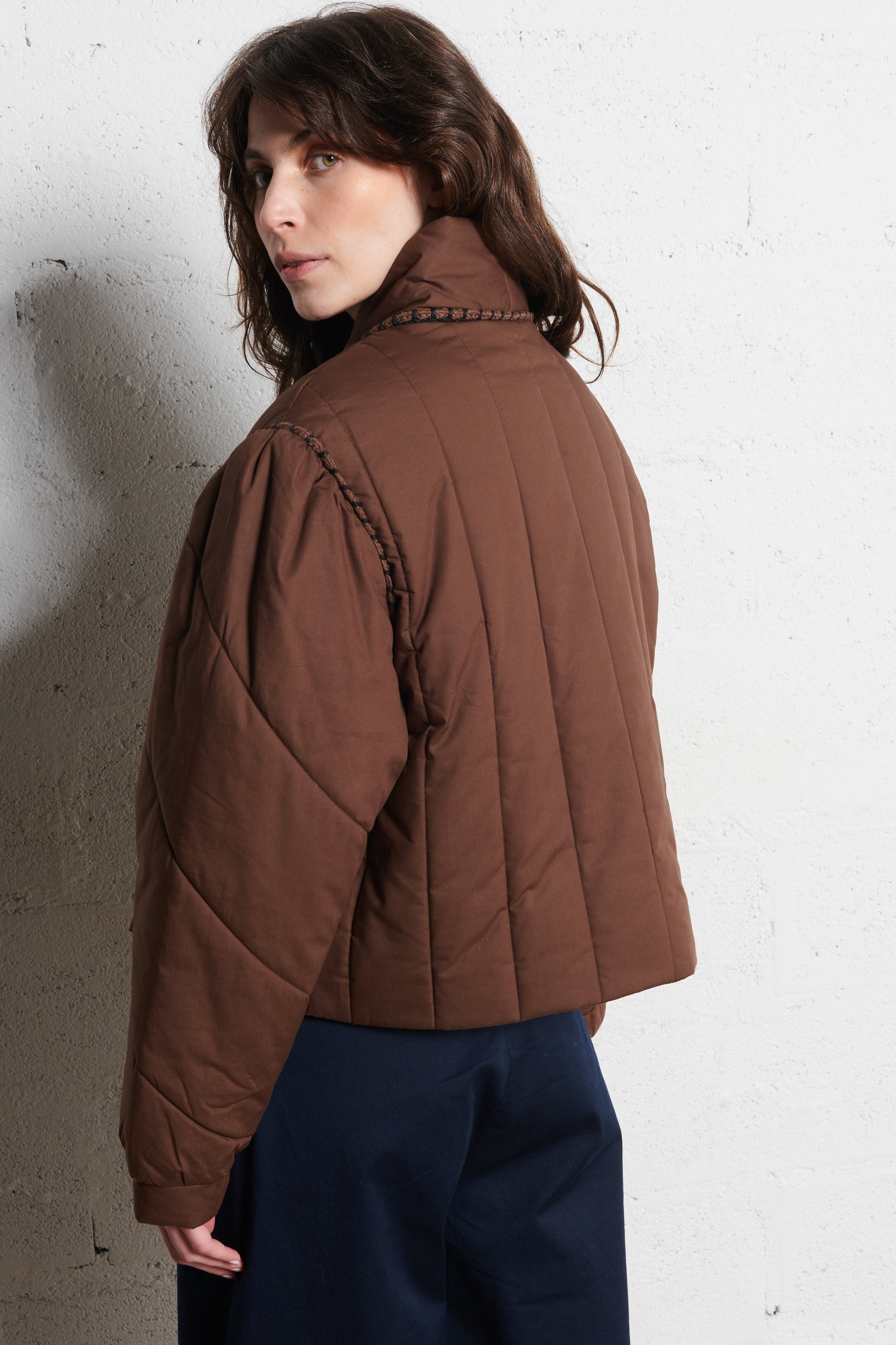 Weite, einfarbige Baumwolljacke mit Knöpfen ANTIK BATIK Braun