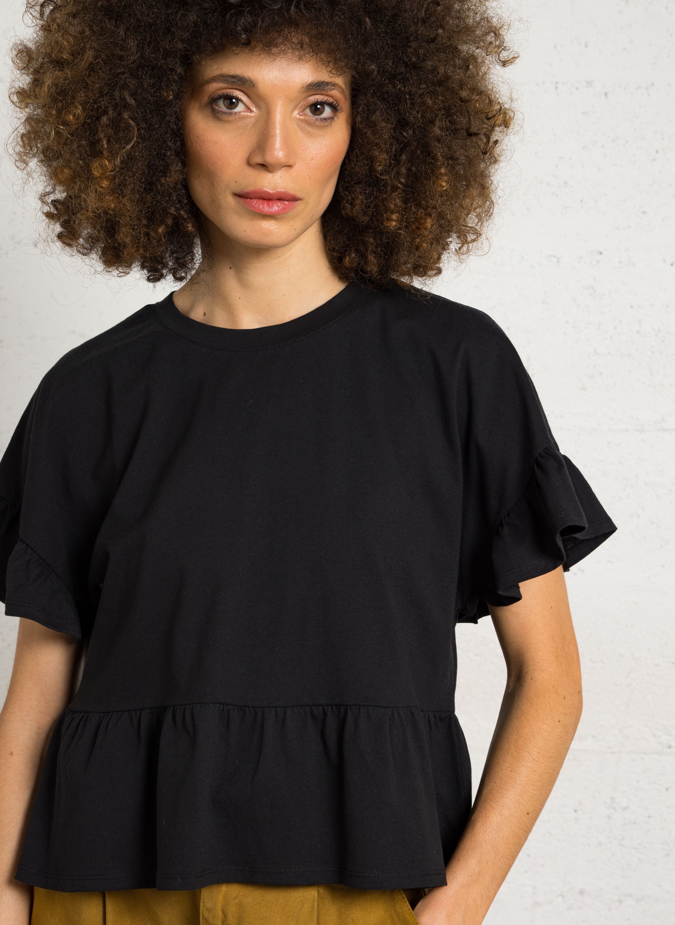 Tee-shirt droit col rond volanté en coton DES PETITS HAUTS Noir